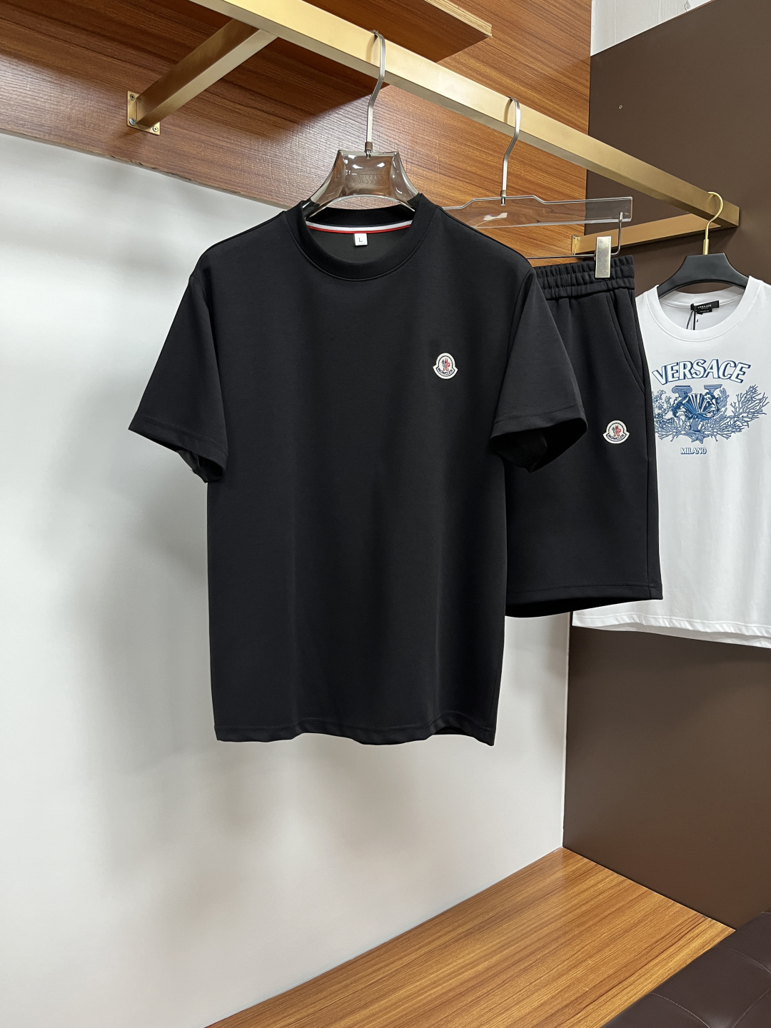 NO:156333,The new casual set for 2025 spring and summer counters!  High-end recommendation!  Custom European cotton material is super soft and skin-friendly!  The exquisite brand logo embellishment on the chest, the tailoring is a slim fit, and it is absolutely a crisp and handsome fit!  It can be seen from the locking needle that it is absolutely produced by a large manufacturer. This density of sewing process is absolutely meticulous in handling details!  Highly recommended Size M-3XL (175 140 catties L slim fit, maximum wear 190 catties), Moncler, alexander wang19860909蒙口 2025春夏专柜新款休闲套装！高端推荐！定制欧棉材质 超柔软亲肤触感！胸前精致品牌Logo点缀 剪裁属于修身版型 绝对挺括帅气的合体型！从锁针可以看出 绝对大厂代工出品 这种密度的缝制工艺 对待细节处理绝对是一丝不苟！强烈推荐 尺码M-3XL（175 140斤L修身 最大穿190斤）,,Moncler,alexander wang,Men's clothing