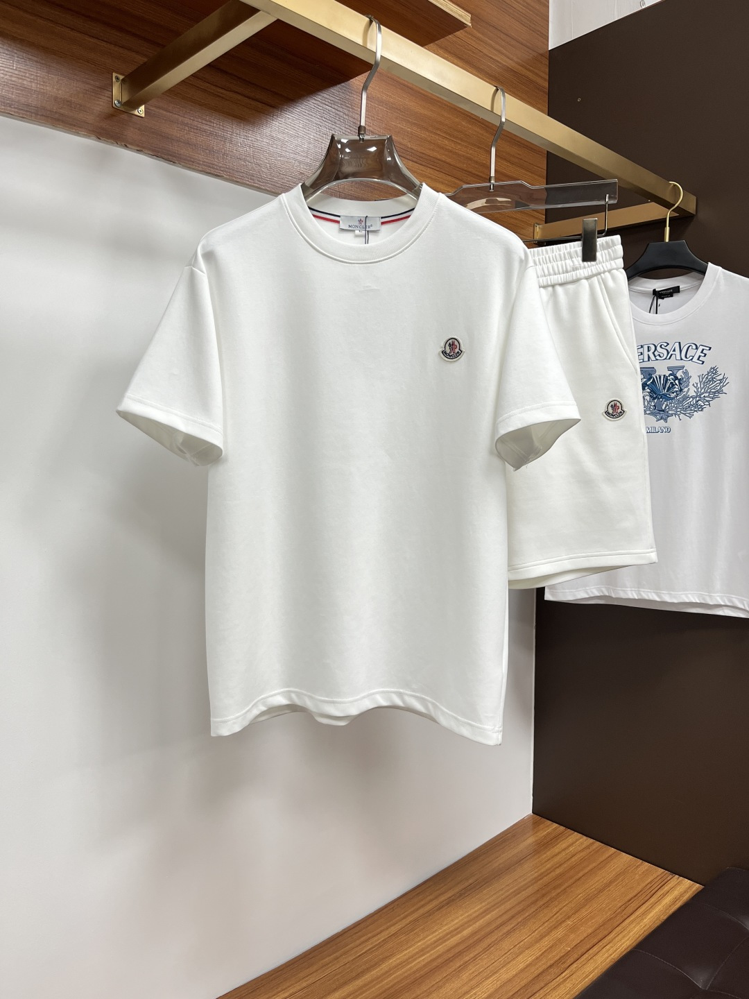 NO:153386,The new casual set for 2025 spring and summer counters!  High-end recommendation!  Custom European cotton material is super soft and skin-friendly!  The exquisite brand logo embellishment on the chest, the tailoring is a slim fit, and it is absolutely a crisp and handsome fit!  It can be seen from the locking needle that it is absolutely produced by a large manufacturer. This density of sewing process is absolutely meticulous in handling details!  Highly recommended Size M-3XL (175 140 catties L slim fit, maximum wear 190 catties), Moncler, alexander wang19860909蒙口 2025春夏专柜新款休闲套装！高端推荐！定制欧棉材质 超柔软亲肤触感！胸前精致品牌Logo点缀 剪裁属于修身版型 绝对挺括帅气的合体型！从锁针可以看出 绝对大厂代工出品 这种密度的缝制工艺 对待细节处理绝对是一丝不苟！强烈推荐 尺码M-3XL（175 140斤L修身 最大穿190斤）,,Moncler,alexander wang,Men's clothing