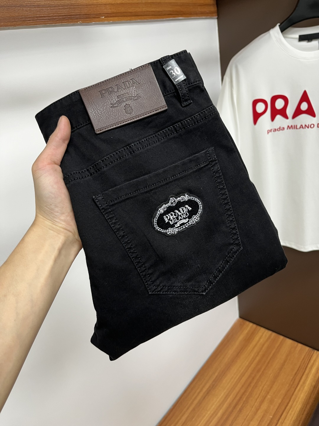 NO:153471,Prada The latest summer 2025 jeans are stress-free when entering and leaving the store. The counter is popular. Taste and value are shared. It is very comfortable to wear. It is low-key and luxurious. It is very classy when worn. The trouser style and cutting are not too much. The upper body is exquisite and vivid. It is truly first-class and top-quality. The real palace-grade casual pants are made of Turkish cotton and produce the most famous tannin cloth. The quality is excellent. It is heavy washing and makes the pants very soft. The straight-footed style is not picky. The upper body is absolutely stylish. L25 is extremely luxurious!  Size 29-38, prada, jeans, alexander wang19860909普拉达 2025年夏季最新品牛仔裤出入专卖店无压力 专柜热销款 品味与价值共享 身穿着非常舒适 低调不失奢华 穿出去非常有档次,裤型款式和裁剪亦无需多言 上身精致跃然.真正一等一顶级质料 真正殿堂级的休闲裤,选用土耳其的棉花 生产出最有名的单宁布 品质卓然 经过重水洗使得裤子很柔软 直脚的版型 不挑人 上身绝对的有型 L25 极度奢华！尺码29-38,,prada,jeans,alexander wang,Men's clothing