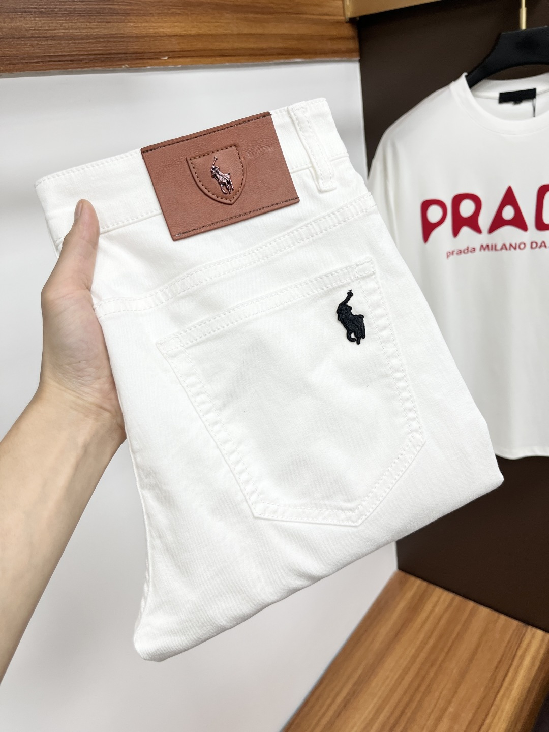 NO:153475,Paul’s latest summer 2025 jeans are stress-free when entering and leaving the store. The counter is popular. Taste and value are shared. It is very comfortable to wear. It is low-key and luxurious. It is very classy when worn. The trouser style and cutting are not too much. The upper body is exquisite and vivid. It is truly first-class and top-quality. The true palace-grade casual pants are made of Turkish cotton and produce the most famous tannin cloth. The quality is excellent. It is heavy washing and makes the pants very soft. The straight-footed style is not picky. The upper body is absolutely stylish. L25 is extremely luxurious!  Size 29-38, jeans,alexander wang19860909保罗 2025年夏季最新品牛仔裤出入专卖店无压力 专柜热销款 品味与价值共享 身穿着非常舒适 低调不失奢华 穿出去非常有档次,裤型款式和裁剪亦无需多言 上身精致跃然.真正一等一顶级质料 真正殿堂级的休闲裤,选用土耳其的棉花 生产出最有名的单宁布 品质卓然 经过重水洗使得裤子很柔软 直脚的版型 不挑人 上身绝对的有型 L25 极度奢华！尺码29-38,,jeans,alexander wang,Men's clothing