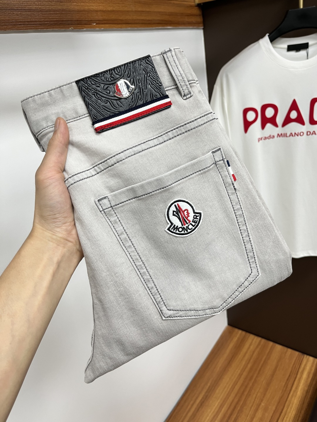 NO:153479,The latest jeans in summer 2025 are stress-free when entering and leaving the store. Hot-selling counters. Taste and value are shared. They are very comfortable to wear. Low-key and luxurious. They are very classy when worn. There is no need to say much about the style and cutting of the pants. The upper body is exquisite and vivid. The truly first-class quality is a top-notch material. The real palace-grade casual pants are made of Turkey cotton and produce the most famous tannin fabric. The quality is excellent. The pants are soft after heavy washing. The straight-footed style is not picky. The upper body is absolutely stylish. L25 is extremely luxurious!  Size 29-38, Moncler, jeans, alexander wang19860909蒙口 2025年夏季最新品牛仔裤出入专卖店无压力 专柜热销款 品味与价值共享 身穿着非常舒适 低调不失奢华 穿出去非常有档次,裤型款式和裁剪亦无需多言 上身精致跃然.真正一等一顶级质料 真正殿堂级的休闲裤,选用土耳其的棉花 生产出最有名的单宁布 品质卓然 经过重水洗使得裤子很柔软 直脚的版型 不挑人 上身绝对的有型 L25 极度奢华！尺码29-38,,Moncler,jeans,alexander wang,Men's clothing