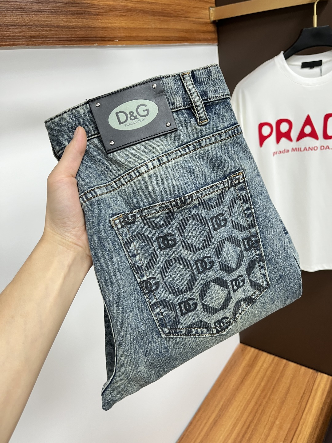 NO:153480,DG's latest summer 2025 jeans are stress-free when entering and leaving the store. Hot-selling counters. Taste and value are shared. They are very comfortable to wear. Low-key and luxurious. They are very classy when worn. There is no need to say much about the style and cutting of the pants. The upper body is exquisite and vivid. The truly first-class quality is a top-notch material. The real palace-grade casual pants are made of Turkey cotton and produce the most famous tannin fabric. The quality is excellent. The pants are soft after heavy washing. The straight-footed style is not picky. The upper body is absolutely stylish. L25 is extremely luxurious!  Size 29-38, Dolce & Gabbana, jeans, alexander wang19860909DG 2025年夏季最新品牛仔裤出入专卖店无压力 专柜热销款 品味与价值共享 身穿着非常舒适 低调不失奢华 穿出去非常有档次,裤型款式和裁剪亦无需多言 上身精致跃然.真正一等一顶级质料 真正殿堂级的休闲裤,选用土耳其的棉花 生产出最有名的单宁布 品质卓然 经过重水洗使得裤子很柔软 直脚的版型 不挑人 上身绝对的有型 L25 极度奢华！尺码29-38,,Dolce&Gabbana,jeans,alexander wang,Men's clothing