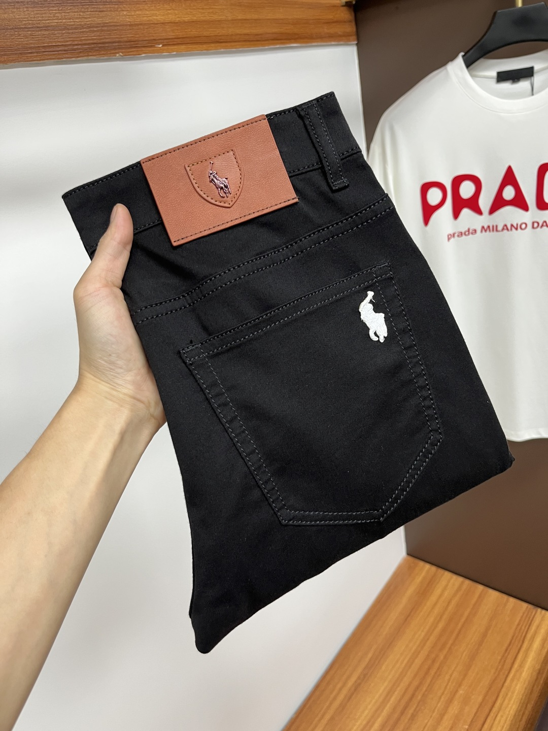 NO:153483,Paul’s latest summer 2025 jeans are stress-free when entering and leaving the store. The counter is popular. Taste and value are shared. It is very comfortable to wear. It is low-key and luxurious. It is very classy when worn. The trouser style and cutting are not too much. The upper body is exquisite and vivid. It is truly first-class and top-quality. The true palace-grade casual pants are made of Turkish cotton and produce the most famous tannin cloth. The quality is excellent. It is heavy washing and makes the pants very soft. The straight-footed style is not picky. The upper body is absolutely stylish. L25 is extremely luxurious!  Size 29-38, jeans,alexander wang19860909保罗 2025年夏季最新品牛仔裤出入专卖店无压力 专柜热销款 品味与价值共享 身穿着非常舒适 低调不失奢华 穿出去非常有档次,裤型款式和裁剪亦无需多言 上身精致跃然.真正一等一顶级质料 真正殿堂级的休闲裤,选用土耳其的棉花 生产出最有名的单宁布 品质卓然 经过重水洗使得裤子很柔软 直脚的版型 不挑人 上身绝对的有型 L25 极度奢华！尺码29-38,,jeans,alexander wang,Men's clothing