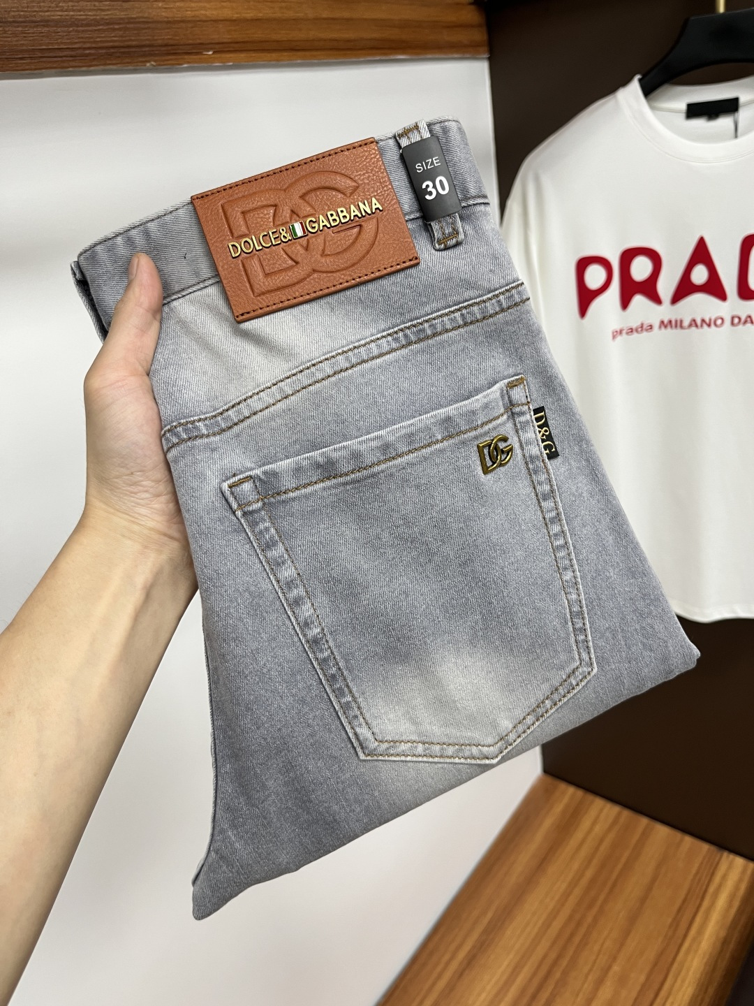 NO:162924,DG's latest summer 2025 jeans are stress-free when entering and leaving the store. Hot-selling counters. Taste and value are shared. They are very comfortable to wear. Low-key and luxurious. They are very classy when worn. There is no need to say much about the style and cutting of the pants. The upper body is exquisite and vivid. The truly first-class quality is a top-notch material. The real palace-grade casual pants are made of Turkey cotton and produce the most famous tannin fabric. The quality is excellent. The pants are soft after heavy washing. The straight-footed style is not picky. The upper body is absolutely stylish. L25 is extremely luxurious!  Size 29-38, Dolce & Gabbana, jeans, alexander wang19860909DG 2025年夏季最新品牛仔裤出入专卖店无压力 专柜热销款 品味与价值共享 身穿着非常舒适 低调不失奢华 穿出去非常有档次,裤型款式和裁剪亦无需多言 上身精致跃然.真正一等一顶级质料 真正殿堂级的休闲裤,选用土耳其的棉花 生产出最有名的单宁布 品质卓然 经过重水洗使得裤子很柔软 直脚的版型 不挑人 上身绝对的有型 L25 极度奢华！尺码29-38,,Dolce&Gabbana,jeans,alexander wang,Men's clothing