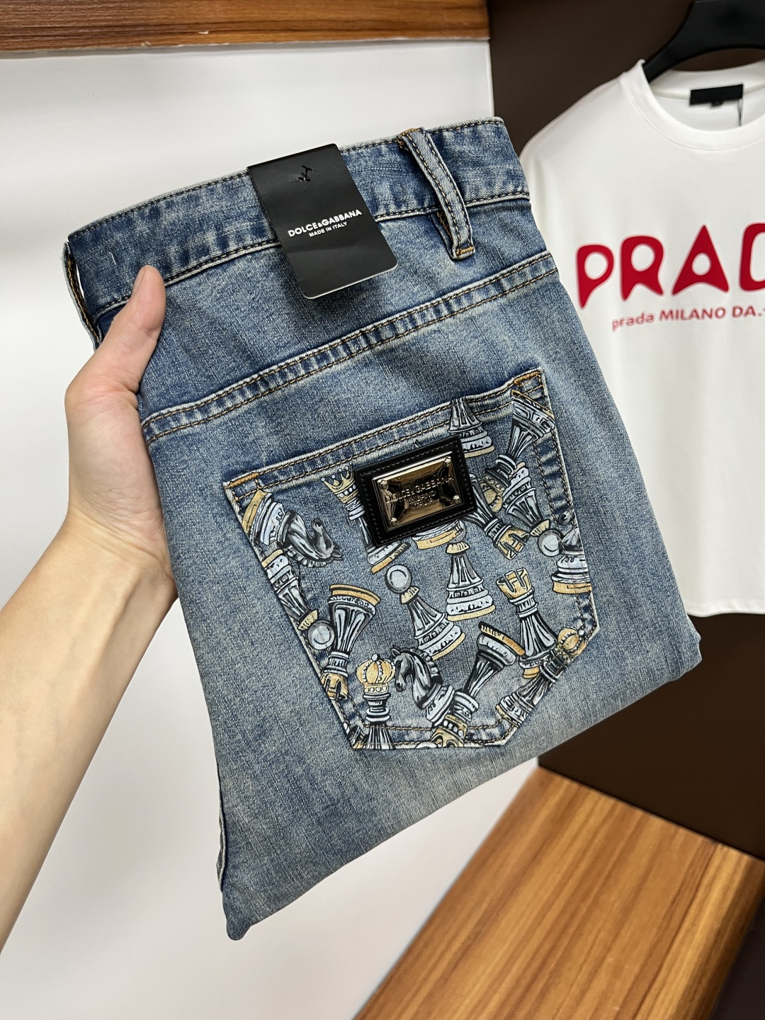 NO:153485,DG's latest summer 2025 jeans are stress-free when entering and leaving the store. Hot-selling counters. Taste and value are shared. They are very comfortable to wear. Low-key and luxurious. They are very classy when worn. There is no need to say much about the style and cutting of the pants. The upper body is exquisite and vivid. The truly first-class quality is a top-notch material. The real palace-grade casual pants are made of Turkey cotton and produce the most famous tannin fabric. The quality is excellent. The pants are soft after heavy washing. The straight-footed style is not picky. The upper body is absolutely stylish. L25 is extremely luxurious!  Size 29-38, Dolce & Gabbana, jeans, alexander wang19860909DG 2025年夏季最新品牛仔裤出入专卖店无压力 专柜热销款 品味与价值共享 身穿着非常舒适 低调不失奢华 穿出去非常有档次,裤型款式和裁剪亦无需多言 上身精致跃然.真正一等一顶级质料 真正殿堂级的休闲裤,选用土耳其的棉花 生产出最有名的单宁布 品质卓然 经过重水洗使得裤子很柔软 直脚的版型 不挑人 上身绝对的有型 L25 极度奢华！尺码29-38,,Dolce&Gabbana,jeans,alexander wang,Men's clothing