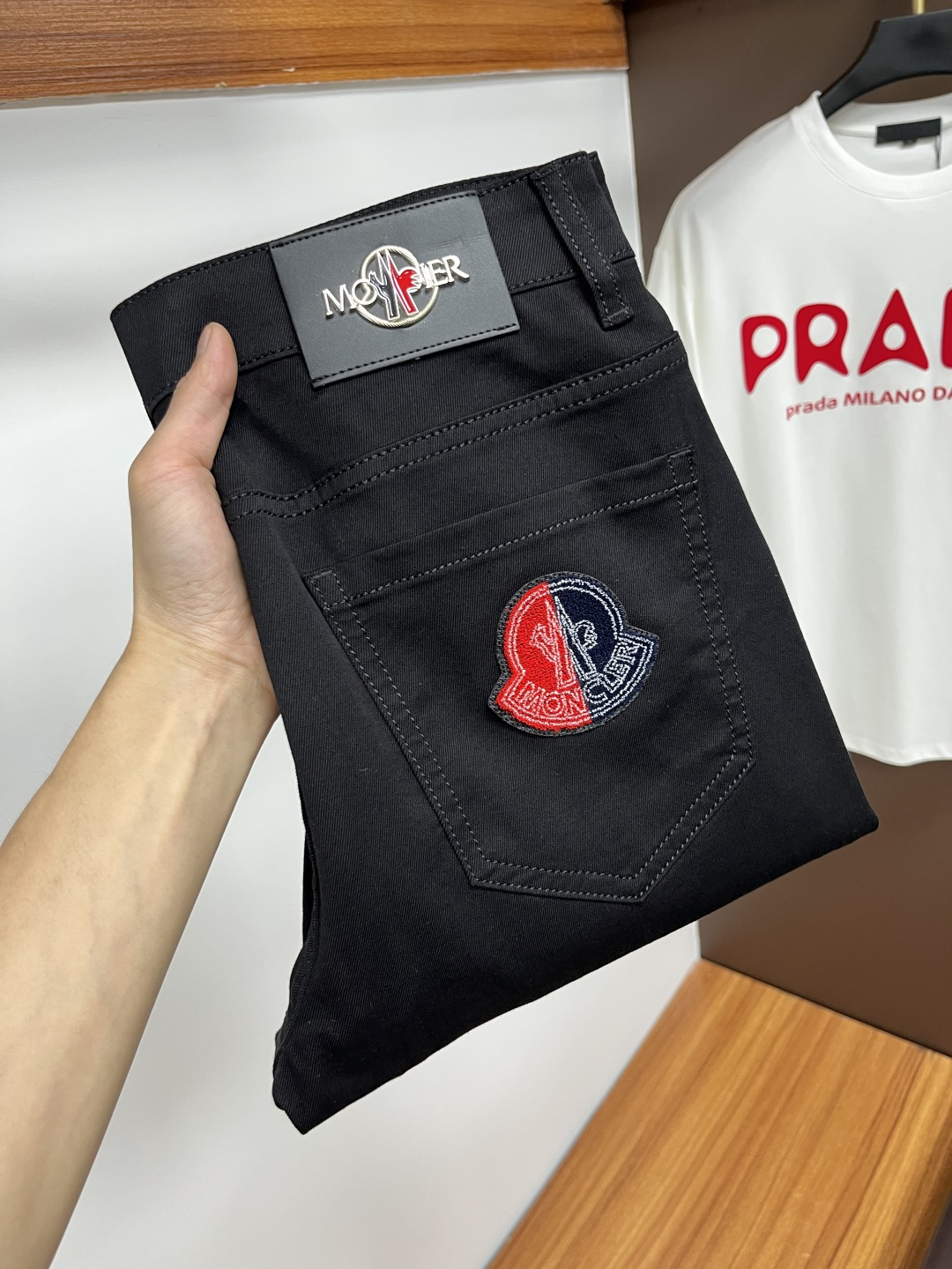 NO:162915,The latest jeans in summer 2025 are stress-free when entering and leaving the store. Hot-selling counters. Taste and value are shared. They are very comfortable to wear. Low-key and luxurious. They are very classy when worn. There is no need to say much about the style and cutting of the pants. The upper body is exquisite and vivid. The truly first-class quality is a top-notch material. The real palace-grade casual pants are made of Turkey cotton and produce the most famous tannin fabric. The quality is excellent. The pants are soft after heavy washing. The straight-footed style is not picky. The upper body is absolutely stylish. L25 is extremely luxurious!  Size 29-38, Moncler, jeans, alexander wang19860909蒙口 2025年夏季最新品牛仔裤出入专卖店无压力 专柜热销款 品味与价值共享 身穿着非常舒适 低调不失奢华 穿出去非常有档次,裤型款式和裁剪亦无需多言 上身精致跃然.真正一等一顶级质料 真正殿堂级的休闲裤,选用土耳其的棉花 生产出最有名的单宁布 品质卓然 经过重水洗使得裤子很柔软 直脚的版型 不挑人 上身绝对的有型 L25 极度奢华！尺码29-38,,Moncler,jeans,alexander wang,Men's clothing