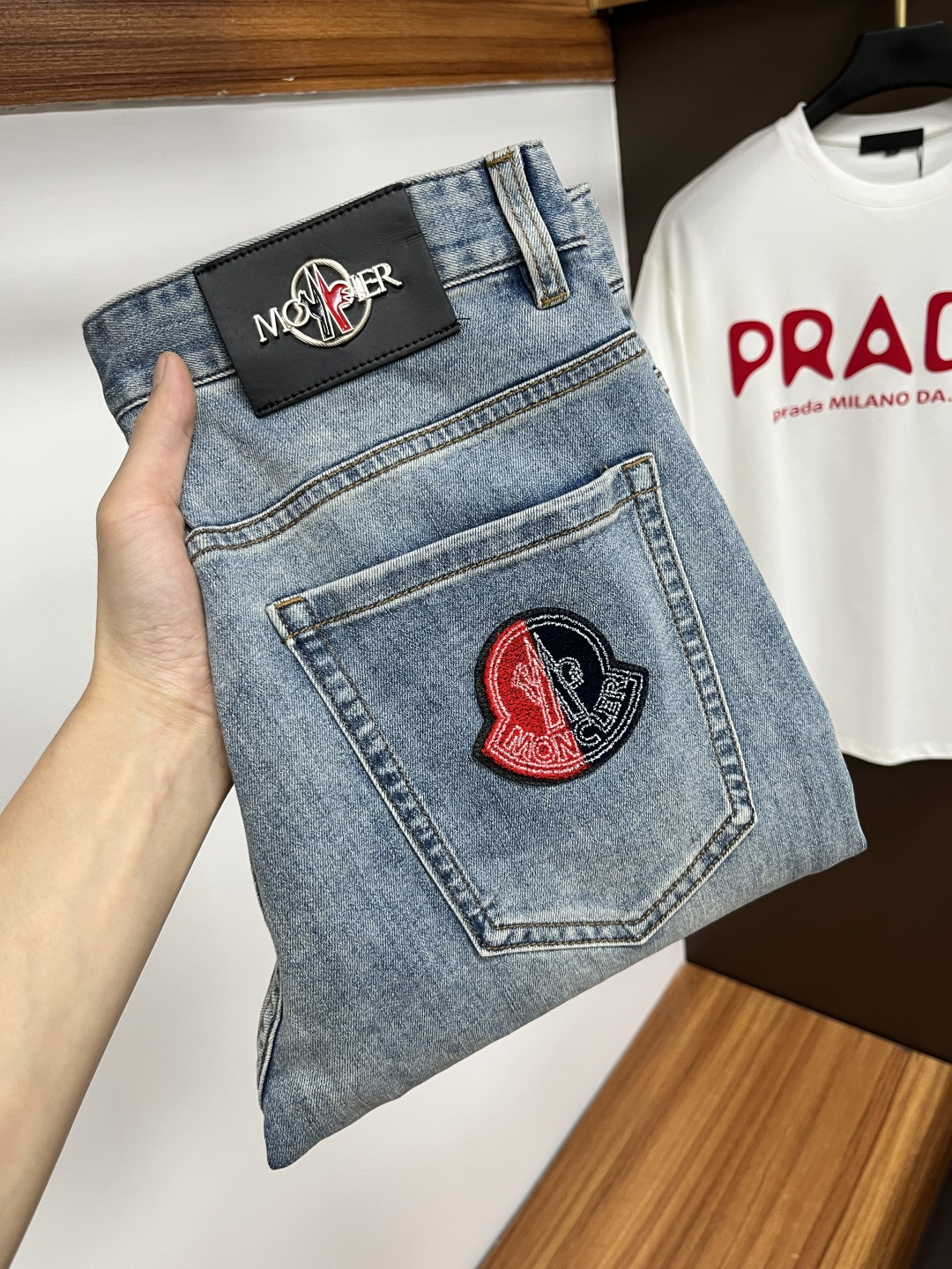 NO:153488,The latest jeans in summer 2025 are stress-free when entering and leaving the store. Hot-selling counters. Taste and value are shared. They are very comfortable to wear. Low-key and luxurious. They are very classy when worn. There is no need to say much about the style and cutting of the pants. The upper body is exquisite and vivid. The truly first-class quality is a top-notch material. The real palace-grade casual pants are made of Turkey cotton and produce the most famous tannin fabric. The quality is excellent. The pants are soft after heavy washing. The straight-footed style is not picky. The upper body is absolutely stylish. L25 is extremely luxurious!  Size 29-38, Moncler, jeans, alexander wang19860909蒙口 2025年夏季最新品牛仔裤出入专卖店无压力 专柜热销款 品味与价值共享 身穿着非常舒适 低调不失奢华 穿出去非常有档次,裤型款式和裁剪亦无需多言 上身精致跃然.真正一等一顶级质料 真正殿堂级的休闲裤,选用土耳其的棉花 生产出最有名的单宁布 品质卓然 经过重水洗使得裤子很柔软 直脚的版型 不挑人 上身绝对的有型 L25 极度奢华！尺码29-38,,Moncler,jeans,alexander wang,Men's clothing