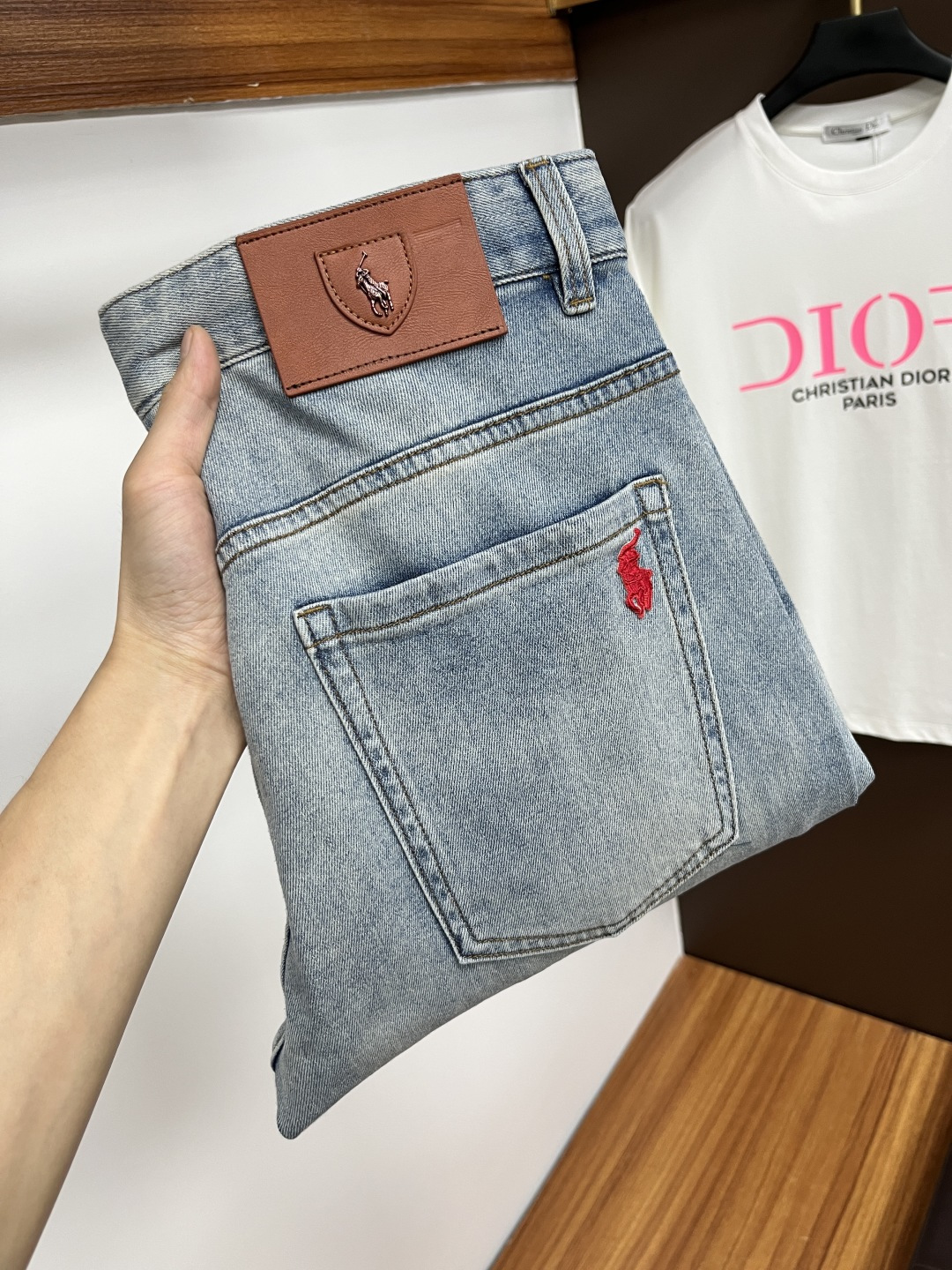 NO:153493,Paul’s latest summer 2025 jeans are stress-free when entering and leaving the store. The counter is popular. Taste and value are shared. It is very comfortable to wear. It is low-key and luxurious. It is very classy when worn. The trouser style and cutting are not too much. The upper body is exquisite and vivid. It is truly first-class and top-quality. The true palace-grade casual pants are made of Turkish cotton and produce the most famous tannin cloth. The quality is excellent. It is heavy washing and makes the pants very soft. The straight-footed style is not picky. The upper body is absolutely stylish. L25 is extremely luxurious!  Size 29-38, jeans,alexander wang19860909保罗 2025年夏季最新品牛仔裤出入专卖店无压力 专柜热销款 品味与价值共享 身穿着非常舒适 低调不失奢华 穿出去非常有档次,裤型款式和裁剪亦无需多言 上身精致跃然.真正一等一顶级质料 真正殿堂级的休闲裤,选用土耳其的棉花 生产出最有名的单宁布 品质卓然 经过重水洗使得裤子很柔软 直脚的版型 不挑人 上身绝对的有型 L25 极度奢华！尺码29-38,,jeans,alexander wang,Men's clothing