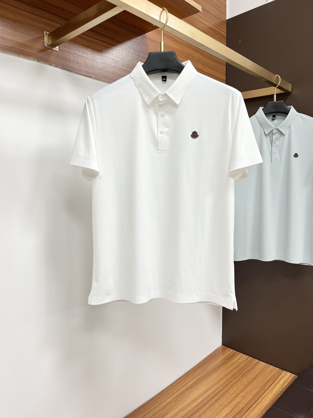 NO:153498,The classic Polo collar design of the spring and summer 2025 spring and summer, paired with simple single-breasted lines, neat and smooth lines, cleverly modifying the neck lines, showing elegant and gentlemanly style. The exquisite brand logo on the left chest adopts traceless pressing process, delicate and flat, and reveals luxurious texture in low-key, showing the brand's ingenuity and quality pursuit in the subtleties. Selected high-quality fabrics, soft and smooth, with good breathability, and comfortable and comfortable wearing. Whether it is to wear casual trousers to show professionalism and ability; or to combine with jeans to create a daily look to create a relaxed and comfortable atmosphere, it can be perfectly adapted. PX helps you interpret diverse styles with a calm attitude and show your unique taste. Size M-3XL, Moncler, jeans, alexander wang19860909蒙口 2025春夏经典的Polo领设计,搭配简洁的单排扣,线条利落流畅,巧妙修饰颈部线条,彰显优雅绅士格调.左胸处精致的品牌标识,采用无痕压胶工艺,细腻而平整,低调间流露奢华质感,于细微之处展现品牌匠心与品质追求. 精选优质面料,触感柔软顺滑,透气性佳,穿着舒适自在.无论是搭配休闲西裤出席商务场合,展现专业干练；还是与牛仔裤组合打造日常造型,营造轻松惬意氛围,它都能完美适配,PX助你以从容姿态诠释多样风格,尽显独特品味. 尺码M-3XL,,Moncler,jeans,alexander wang,Men's clothing