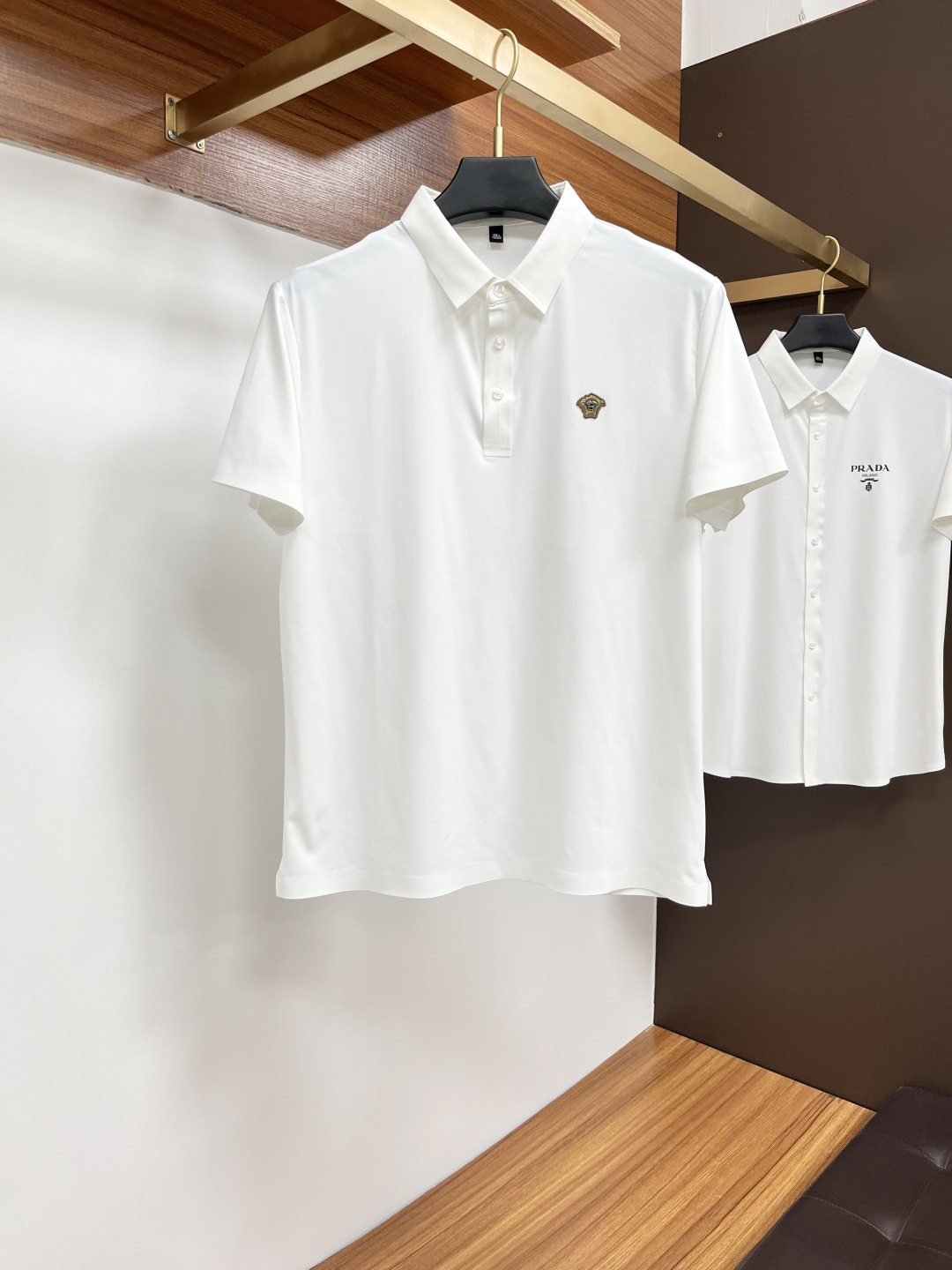 NO:153503,Versace 2025 spring and summer classic Polo collar design, paired with simple single-breasted lines, neat and smooth lines, cleverly modifying the neck lines, showing elegant and gentlemanly style. The exquisite brand logo on the left chest adopts traceless pressing process, delicate and flat, low-key, and luxurious texture, showing the brand's ingenuity and quality pursuit in the subtleties. Selected high-quality fabrics, soft and smooth, breathable, and comfortable and comfortable to wear. Whether it is to wear casual trousers to show professionalism and ability; or to combine them with jeans to create a daily look to create a relaxed and comfortable atmosphere, it can be perfectly adapted. PX helps you interpret diverse styles with a calm attitude and show your unique taste. Size M-3XL, versace, jeans, alexander wang19860909范思哲 2025春夏经典的Polo领设计,搭配简洁的单排扣,线条利落流畅,巧妙修饰颈部线条,彰显优雅绅士格调.左胸处精致的品牌标识,采用无痕压胶工艺,细腻而平整,低调间流露奢华质感,于细微之处展现品牌匠心与品质追求. 精选优质面料,触感柔软顺滑,透气性佳,穿着舒适自在.无论是搭配休闲西裤出席商务场合,展现专业干练；还是与牛仔裤组合打造日常造型,营造轻松惬意氛围,它都能完美适配,PX助你以从容姿态诠释多样风格,尽显独特品味. 尺码M-3XL,,versace,jeans,alexander wang,Men's clothing