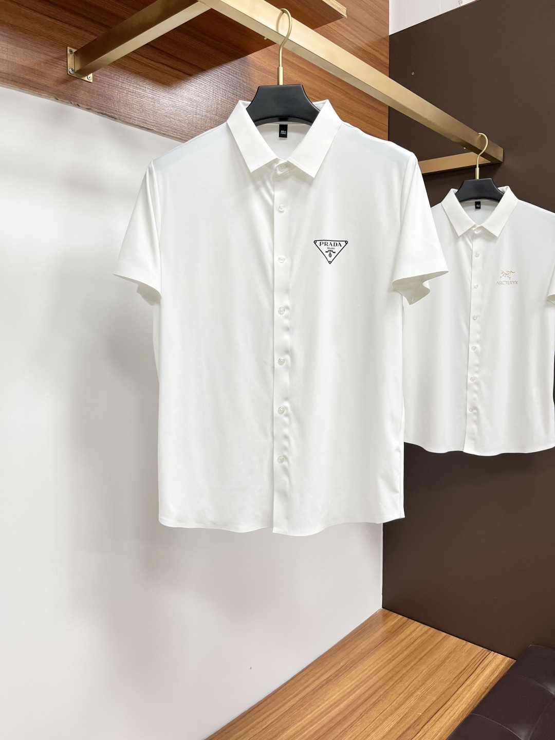 NO:161344,Prada high-end brand design high-quality short-sleeved shirts, fixed-dye fabric, top body full of high-end feeling, pure cotton bamboo fiber fabric, high quality, size: M-3XL, prada,shirts, T-shirt, alexander wang19860909普拉达 高端品牌设计高品质短袖衬衫 对版定染面料 上身高级感十足 纯棉竹纤维面料 质量高 码数:M-3XL,,prada,shirts,T-shirt,alexander wang,Men's clothing