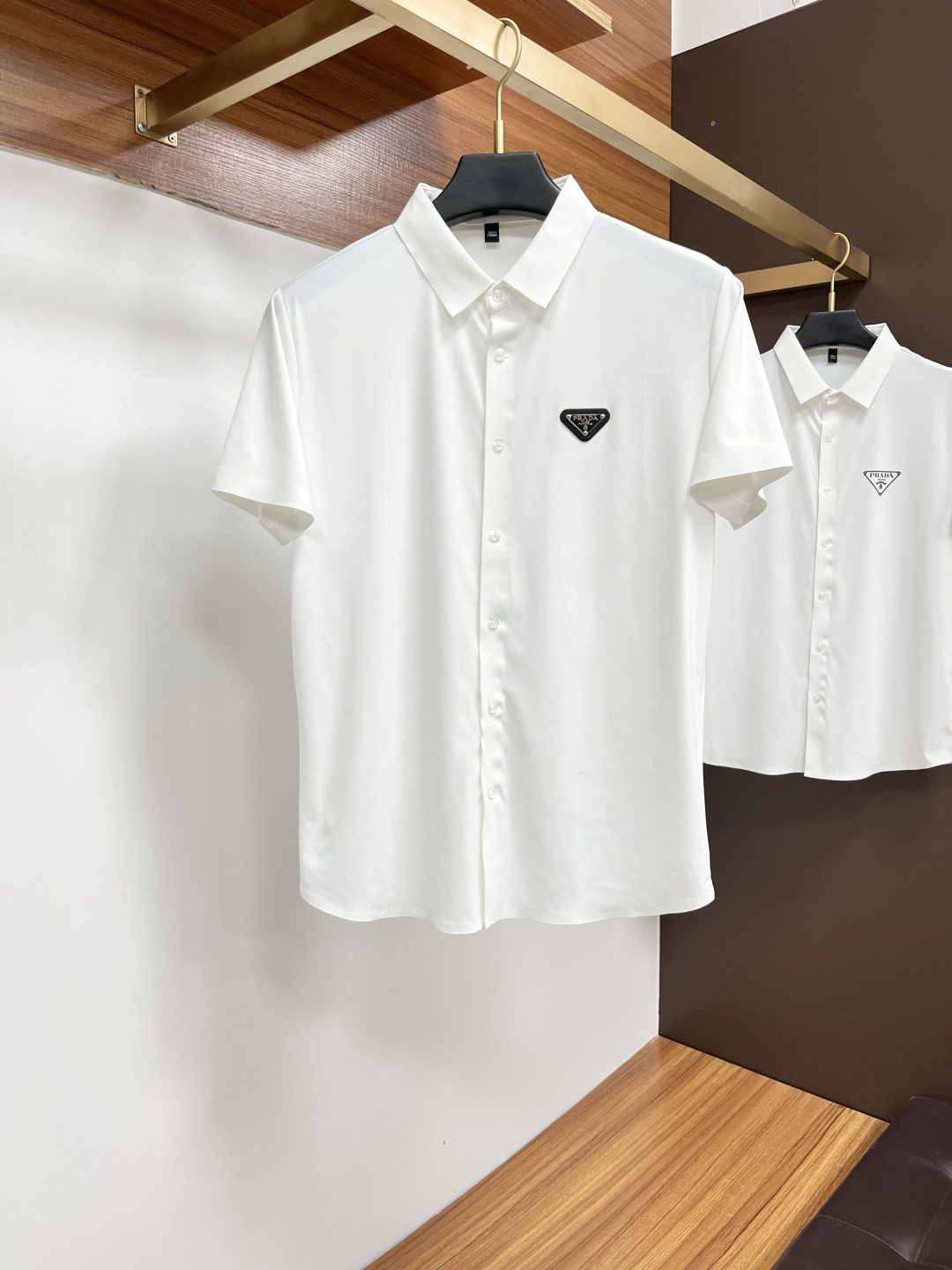 NO:156324,Prada high-end brand design high-quality short-sleeved shirts, fixed-dye fabric, top body full of high-end feeling, pure cotton bamboo fiber fabric, high quality, size: M-3XL, prada,shirts, T-shirt, alexander wang19860909普拉达 高端品牌设计高品质短袖衬衫 对版定染面料 上身高级感十足 纯棉竹纤维面料 质量高 码数:M-3XL,,prada,shirts,T-shirt,alexander wang,Men's clothing