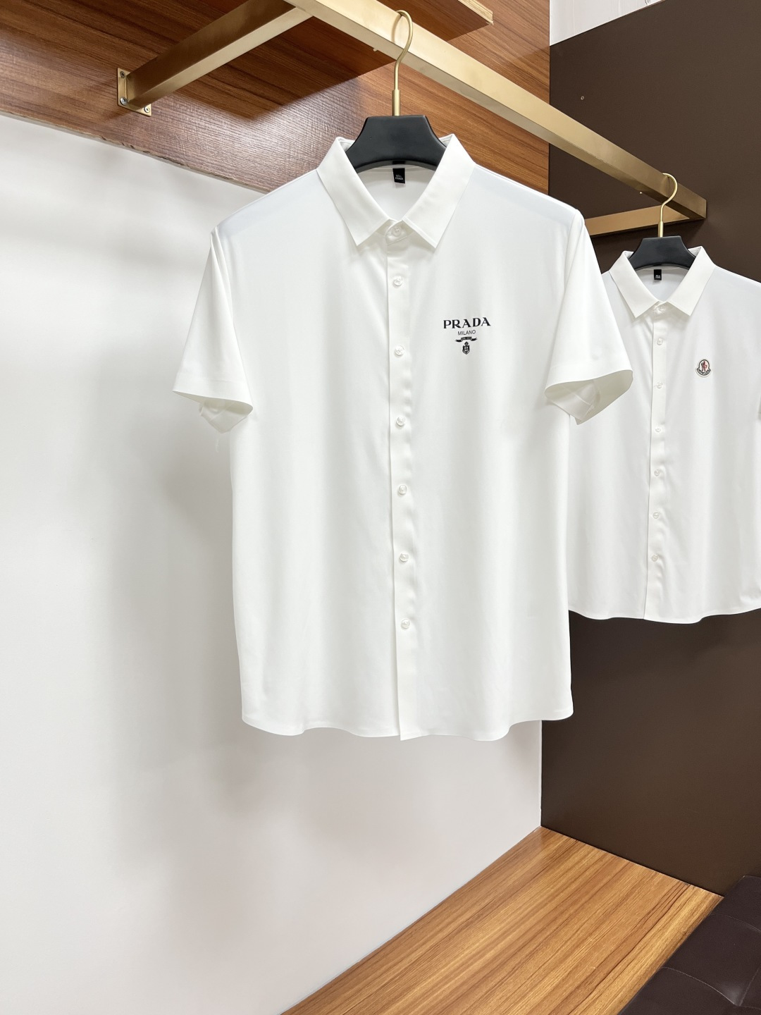 NO:156328,Prada high-end brand design high-quality short-sleeved shirts, fixed-dye fabric, top body full of high-end feeling, pure cotton bamboo fiber fabric, high quality, size: M-3XL, prada,shirts, T-shirt, alexander wang19860909普拉达 高端品牌设计高品质短袖衬衫 对版定染面料 上身高级感十足 纯棉竹纤维面料 质量高 码数:M-3XL,,prada,shirts,T-shirt,alexander wang,Men's clothing