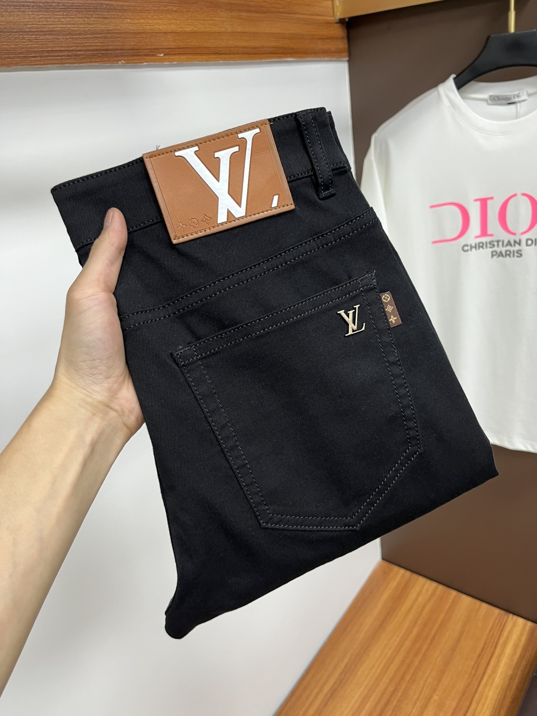 NO:156374,LV The latest jeans in summer 2025 are stress-free when entering and leaving the store. Hot-selling counters. Taste and value are shared. They are very comfortable to wear. Low-key and luxurious. They are very classy when worn. There is no need to say much about the style and cutting of the pants. The upper body is exquisite and vivid. The truly first-class quality is a top-notch material. The real palace-grade casual pants are made of Turkey cotton and produce the most famous tannin fabric. The quality is excellent. The pants are soft after heavy washing. The straight-footed style is not picky. The upper body is absolutely stylish. L25 is extremely luxurious!  Size 29-38, louis vuitton,jeans,alexander wang19860909LV 2025年夏季最新品牛仔裤出入专卖店无压力 专柜热销款 品味与价值共享 身穿着非常舒适 低调不失奢华 穿出去非常有档次,裤型款式和裁剪亦无需多言 上身精致跃然.真正一等一顶级质料 真正殿堂级的休闲裤,选用土耳其的棉花 生产出最有名的单宁布 品质卓然 经过重水洗使得裤子很柔软 直脚的版型 不挑人 上身绝对的有型 L25 极度奢华！尺码29-38,,louis vuitton,jeans,alexander wang,Men's clothing