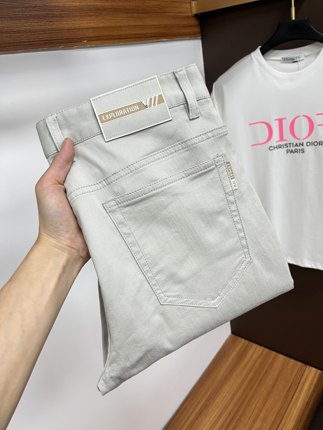 NO:156377,Armani The latest jeans in summer 2025 are stress-free when entering and leaving the store. Hot-selling counters. Taste and value are shared. They are very comfortable to wear. Low-key and luxurious. They are very classy when worn. There is no need to say much about the style and cutting of the pants. The upper body is exquisite and vivid. The truly first-class quality is a top-notch material. The real palace-grade casual pants are made of Turkey cotton and produce the most famous tannin fabric. The quality is excellent. The pants are soft after heavy washing. The straight-footed style is not picky. The upper body is absolutely stylish. L25 is extremely luxurious!  Size 29-38, Armani,jeans,alexander wang19860909阿玛尼 2025年夏季最新品牛仔裤出入专卖店无压力 专柜热销款 品味与价值共享 身穿着非常舒适 低调不失奢华 穿出去非常有档次,裤型款式和裁剪亦无需多言 上身精致跃然.真正一等一顶级质料 真正殿堂级的休闲裤,选用土耳其的棉花 生产出最有名的单宁布 品质卓然 经过重水洗使得裤子很柔软 直脚的版型 不挑人 上身绝对的有型 L25 极度奢华！尺码29-38,,armani,jeans,alexander wang,Men's clothing