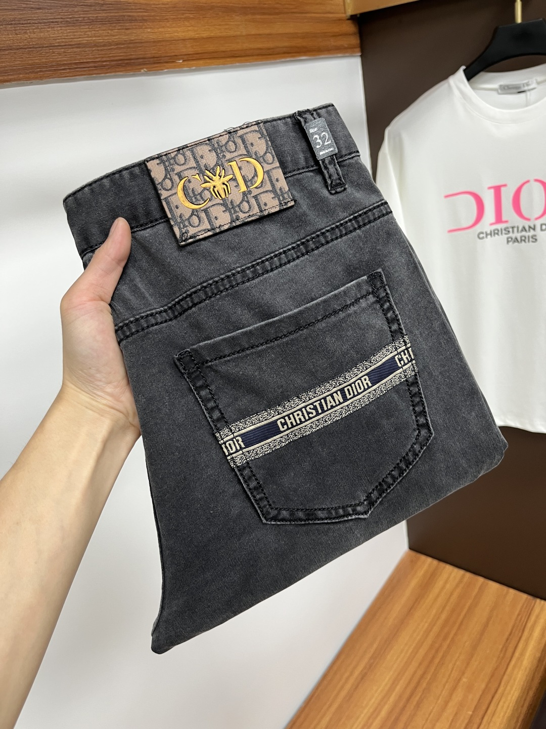 NO:156380,Dior's latest summer 2025 jeans are stress-free when entering and leaving the store. Hot-selling counters. Taste and value are shared. They are very comfortable to wear. Low-key and luxurious. They are very classy when worn. There is no need to say much about the style and cutting of the pants. The upper body is exquisite and vivid. The truly first-class quality is a top-notch material. The real palace-grade casual pants are made of Turkey cotton and produce the most famous tannin fabric. The quality is excellent. The pants are soft after heavy washing. The straight-footed style is not picky. The upper body is absolutely stylish. L25 is extremely luxurious!  Size 29-38, Dior, Jeans, Alexander wang19860909迪奥 2025年夏季最新品牛仔裤出入专卖店无压力 专柜热销款 品味与价值共享 身穿着非常舒适 低调不失奢华 穿出去非常有档次,裤型款式和裁剪亦无需多言 上身精致跃然.真正一等一顶级质料 真正殿堂级的休闲裤,选用土耳其的棉花 生产出最有名的单宁布 品质卓然 经过重水洗使得裤子很柔软 直脚的版型 不挑人 上身绝对的有型 L25 极度奢华！尺码29-38,,dior,jeans,alexander wang,Men's clothing