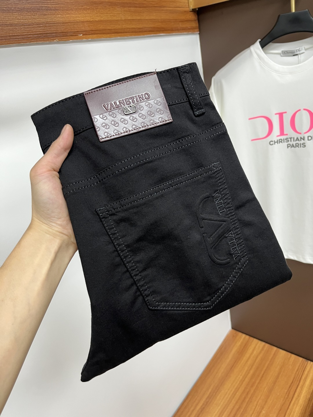 NO:156382,Valentino The latest jeans in summer 2025 are stress-free when entering and leaving the store. Hot-selling counters. Taste and value are shared. They are very comfortable to wear. Low-key and luxurious. They are very classy when worn. There is no need to say much about the style and cutting of the pants. The upper body is exquisite and vivid. The truly first-class quality is a top-notch material. The real palace-grade casual pants are made of Turkey cotton and produce the most famous tannin fabric. The quality is excellent. The pants are soft after heavy washing. The straight-footed style is not picky. The upper body is absolutely stylish. L25 is extremely luxurious!  Size 29-38, valentino, jeans, alexander wang19860909华伦天奴 2025年夏季最新品牛仔裤出入专卖店无压力 专柜热销款 品味与价值共享 身穿着非常舒适 低调不失奢华 穿出去非常有档次,裤型款式和裁剪亦无需多言 上身精致跃然.真正一等一顶级质料 真正殿堂级的休闲裤,选用土耳其的棉花 生产出最有名的单宁布 品质卓然 经过重水洗使得裤子很柔软 直脚的版型 不挑人 上身绝对的有型 L25 极度奢华！尺码29-38,,valentino,jeans,alexander wang,Men's clothing