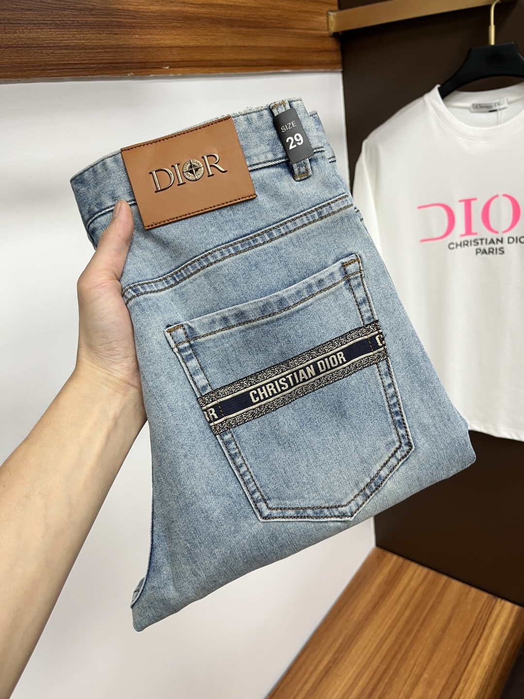 NO:156360,Dior's latest summer 2025 jeans are stress-free when entering and leaving the store. Hot-selling counters. Taste and value are shared. They are very comfortable to wear. Low-key and luxurious. They are very classy when worn. There is no need to say much about the style and cutting of the pants. The upper body is exquisite and vivid. The truly first-class quality is a top-notch material. The real palace-grade casual pants are made of Turkey cotton and produce the most famous tannin fabric. The quality is excellent. The pants are soft after heavy washing. The straight-footed style is not picky. The upper body is absolutely stylish. L25 is extremely luxurious!  Size 29-38, Dior, Jeans, Alexander wang19860909迪奥 2025年夏季最新品牛仔裤出入专卖店无压力 专柜热销款 品味与价值共享 身穿着非常舒适 低调不失奢华 穿出去非常有档次,裤型款式和裁剪亦无需多言 上身精致跃然.真正一等一顶级质料 真正殿堂级的休闲裤,选用土耳其的棉花 生产出最有名的单宁布 品质卓然 经过重水洗使得裤子很柔软 直脚的版型 不挑人 上身绝对的有型 L25 极度奢华！尺码29-38,,dior,jeans,alexander wang,Men's clothing