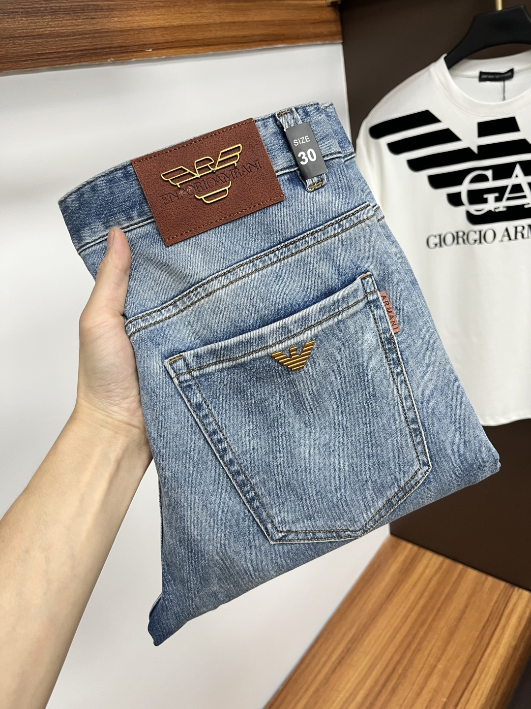 NO:156362,Armani The latest jeans in summer 2025 are stress-free when entering and leaving the store. Hot-selling counters. Taste and value are shared. They are very comfortable to wear. Low-key and luxurious. They are very classy when worn. There is no need to say much about the style and cutting of the pants. The upper body is exquisite and vivid. The truly first-class quality is a top-notch material. The real palace-grade casual pants are made of Turkey cotton and produce the most famous tannin fabric. The quality is excellent. The pants are soft after heavy washing. The straight-footed style is not picky. The upper body is absolutely stylish. L25 is extremely luxurious!  Size 29-38, Armani,jeans,alexander wang19860909阿玛尼 2025年夏季最新品牛仔裤出入专卖店无压力 专柜热销款 品味与价值共享 身穿着非常舒适 低调不失奢华 穿出去非常有档次,裤型款式和裁剪亦无需多言 上身精致跃然.真正一等一顶级质料 真正殿堂级的休闲裤,选用土耳其的棉花 生产出最有名的单宁布 品质卓然 经过重水洗使得裤子很柔软 直脚的版型 不挑人 上身绝对的有型 L25 极度奢华！尺码29-38,,armani,jeans,alexander wang,Men's clothing