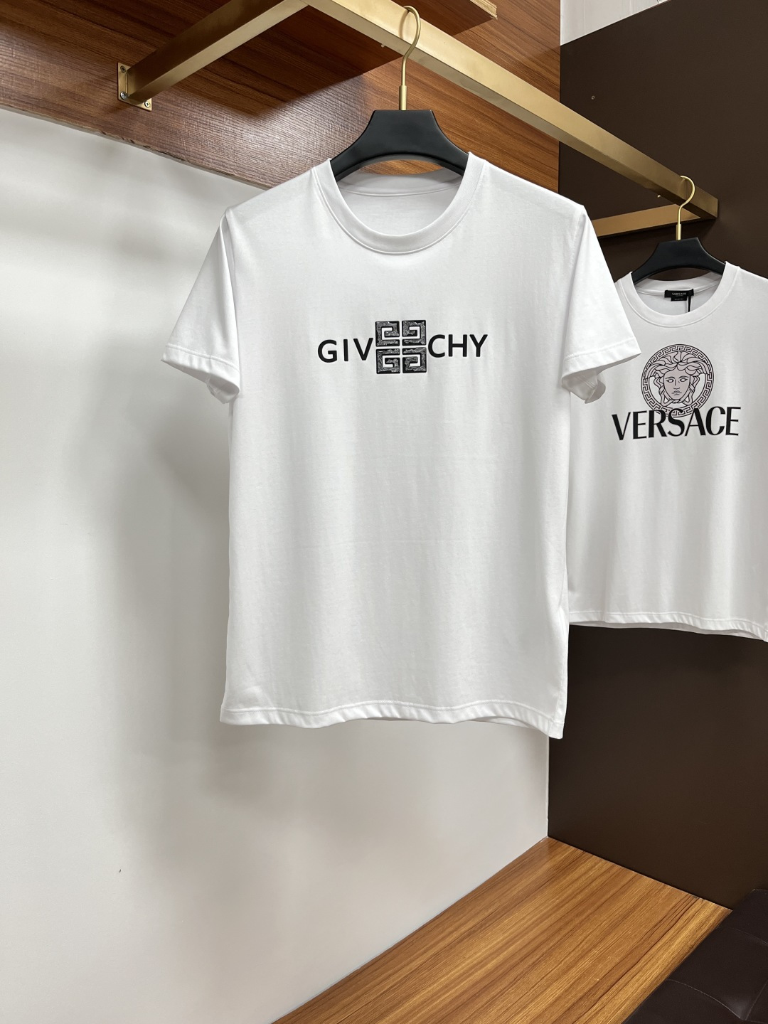 NO:156364,Givenchy 25 Spring and Summer New Medusa & Brand Letter Logo Printed Logo Short Sleeve T-shirt, PX Customized 80 Double-Strand Mercerized Cotton Fabric; Black and White M-3XL, given, T-shirt, tees, t-shirt, alexander wang19860909纪梵希 25春夏新品Medusa&品牌字母徽标印花标识短袖T恤,PX定制80支双股丝光棉面料；黑色 白色 M-3XL,,givenchy,T-shirt,tees，t-shirt,alexander wang,Men's clothing