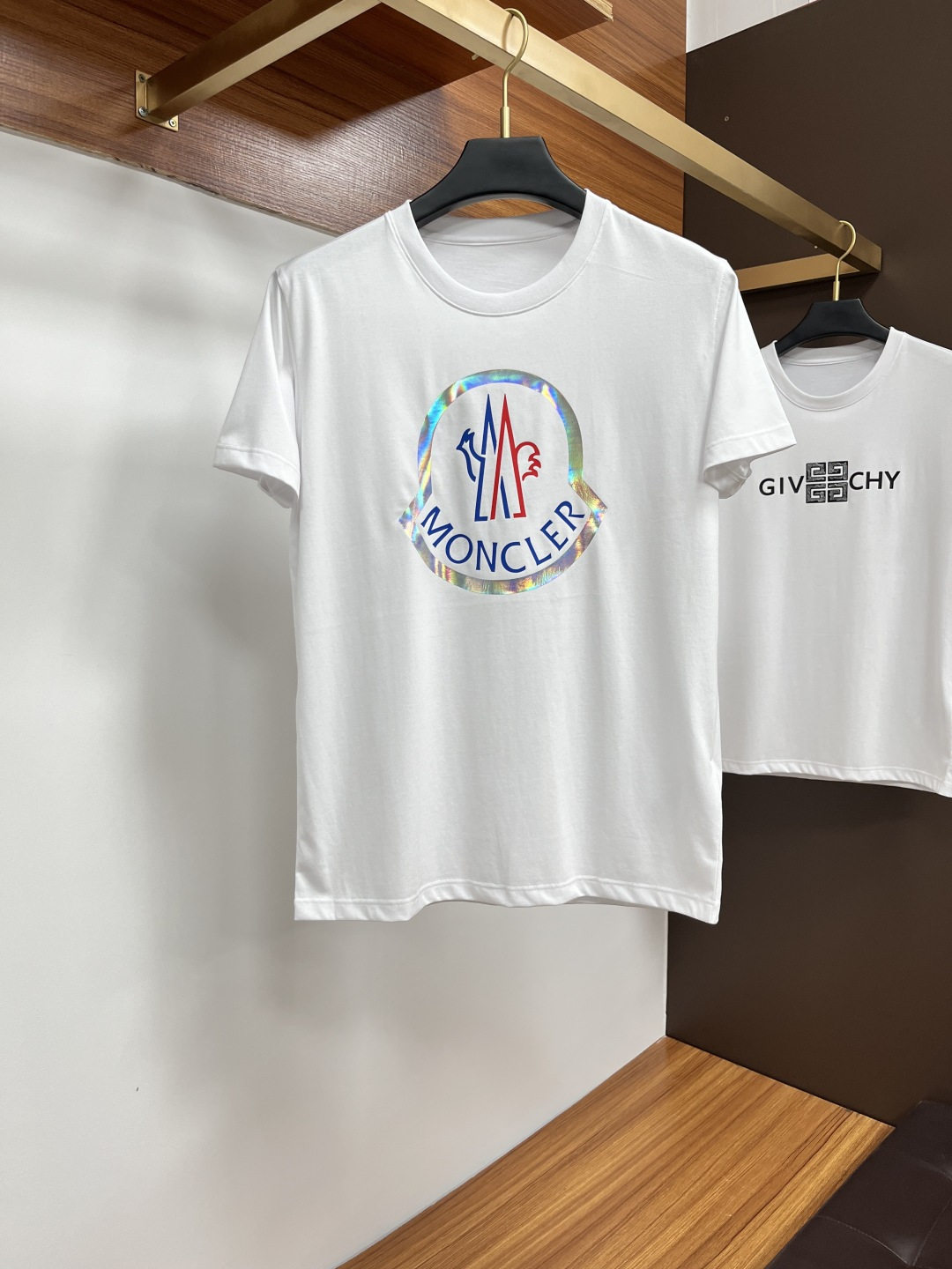 NO:156367,The 25-spring and summer new product Medusa & brand letter logo printed logo short-sleeved T-shirt, PX custom 80 double-strand mercerized cotton fabric; black and white M-3XL, Moncler, T-shirt, tees, t-shirt, alexander wang19860909蒙口 25春夏新品Medusa&品牌字母徽标印花标识短袖T恤,PX定制80支双股丝光棉面料；黑色 白色 M-3XL,,Moncler,T-shirt,tees，t-shirt,alexander wang,Men's clothing