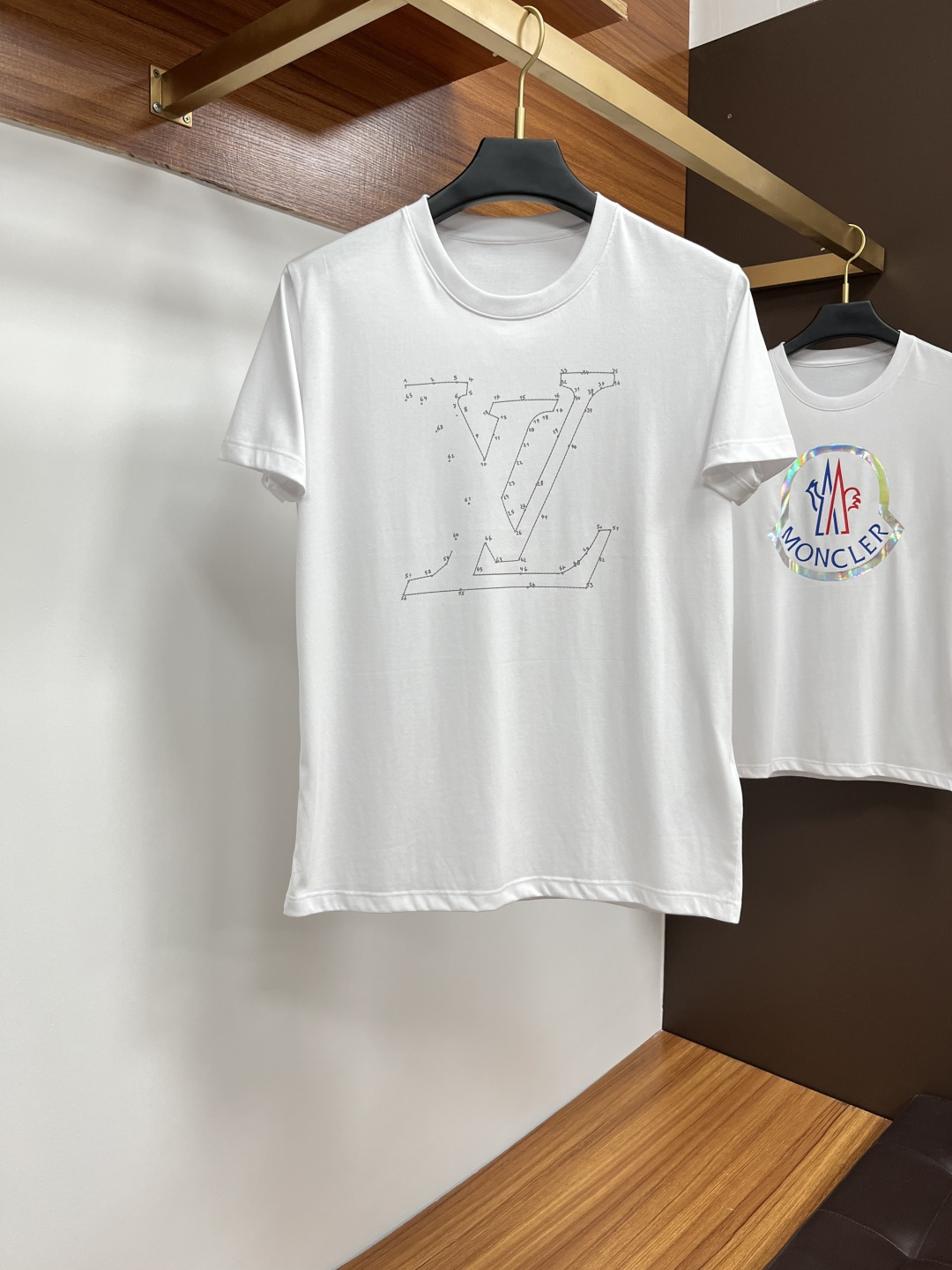NO:156370,LV 25 Spring and Summer New Product Medusa & Brand Letter Logo Printed Logo Short Sleeve T-shirt, PX Customized 80 Double-Strand Mercerized Cotton Fabric; Black and White M-3XL, louis vuitton, T-shirt, tees, t-shirt, alexander wang19860909LV 25春夏新品Medusa&品牌字母徽标印花标识短袖T恤,PX定制80支双股丝光棉面料；黑色 白色 M-3XL,,louis vuitton,T-shirt,tees，t-shirt,alexander wang,Men's clothing