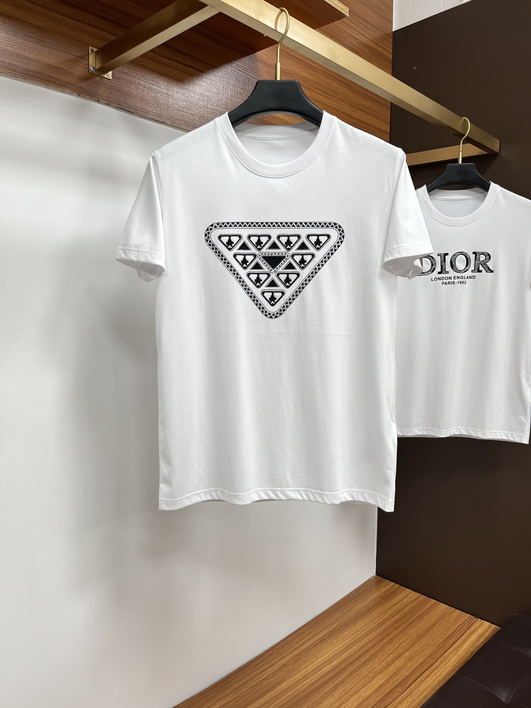 NO:156376,Prada 25 Spring and Summer New Medusa & Brand Letter Logo Printed Logo Short Sleeve T-shirt, PX Customized 80 Double-Strand Mercerated Cotton Fabric; Black and White M-3XL, prada, T-shirt, tees, t-shirt, alexander wang19860909普拉达 25春夏新品Medusa&品牌字母徽标印花标识短袖T恤,PX定制80支双股丝光棉面料；黑色 白色 M-3XL,,prada,T-shirt,tees，t-shirt,alexander wang,Men's clothing