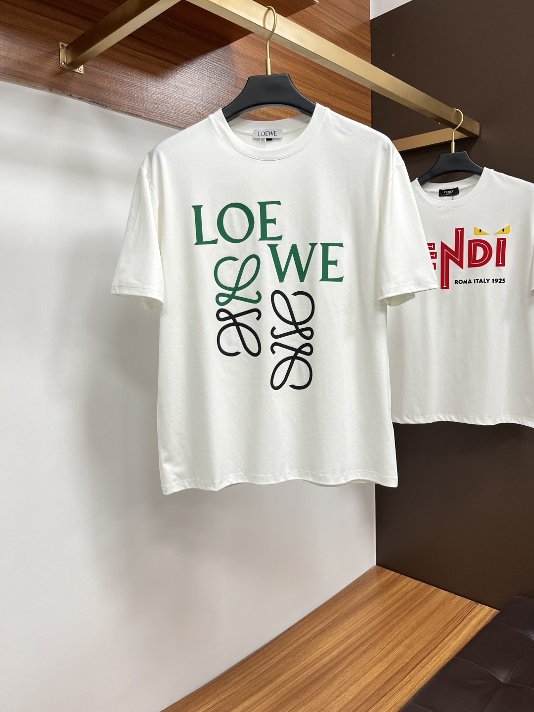 NO:156381,Luo Yiwei 25 spring and summer new product Medusa & brand letter logo printed logo short-sleeved T-shirt, DB custom 80 double-strand mercerized cotton fabric; black and white M-3XL, loewe, T-shirt, tees, t-shirt, alexander wang19860909罗意威 25春夏新品Medusa&品牌字母徽标印花标识短袖T恤,DB定制80支双股丝光棉面料；黑色 白色 M-3XL,,loewe,T-shirt,tees，t-shirt,alexander wang,Men's clothing