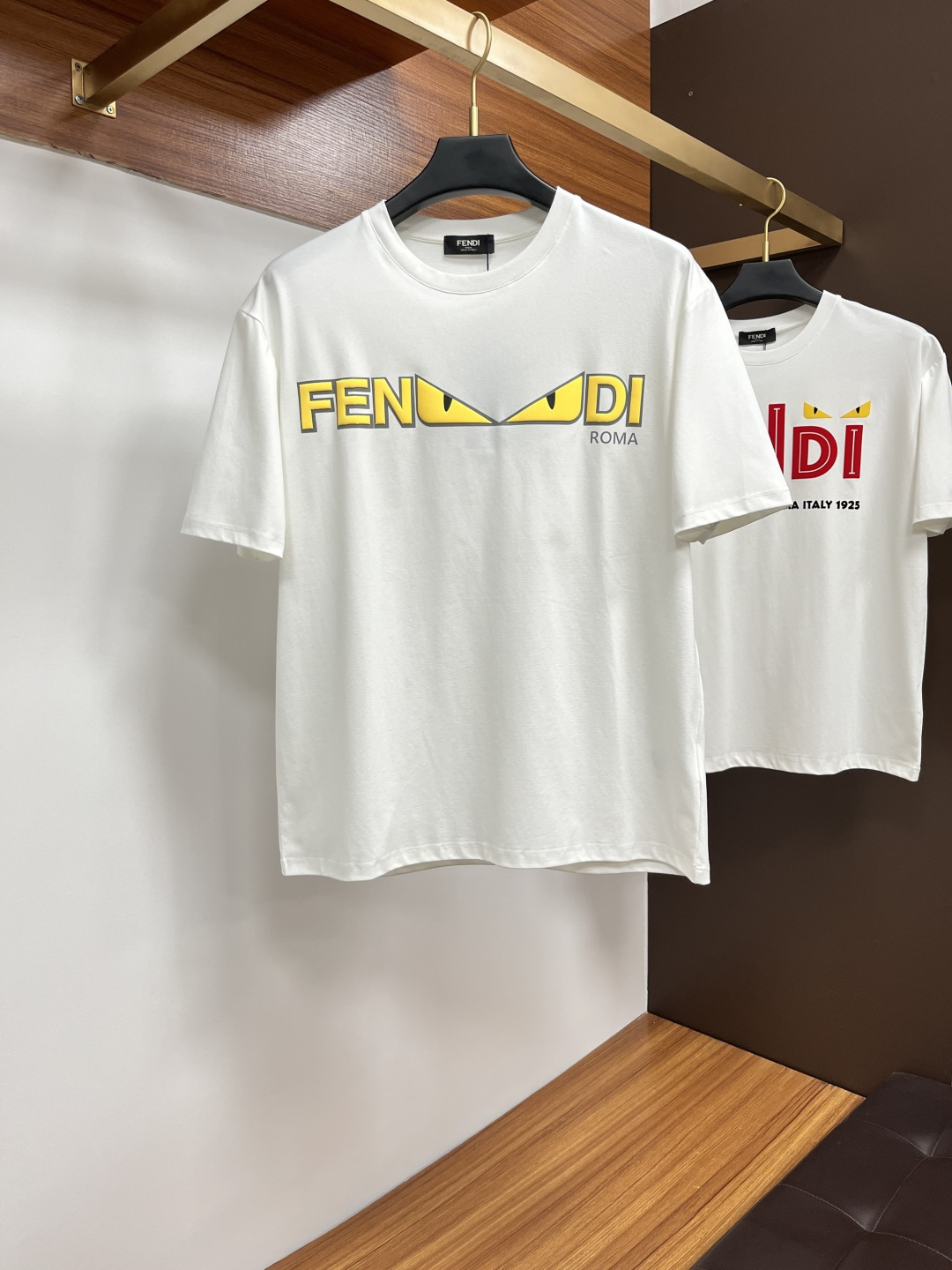 NO:156383,Fendi 25 Spring and Summer New Product Medusa & Brand Letter Logo Printed Logo Short Sleeve T-shirt, DB Customized 80 Double-Strand Mercerized Cotton Fabric; Black and White M-3XL, fendi, T-shirt, tees, t-shirt, alexander wang19860909芬迪 25春夏新品Medusa&品牌字母徽标印花标识短袖T恤,DB定制80支双股丝光棉面料；黑色 白色 M-3XL,,fendi,T-shirt,tees，t-shirt,alexander wang,Men's clothing
