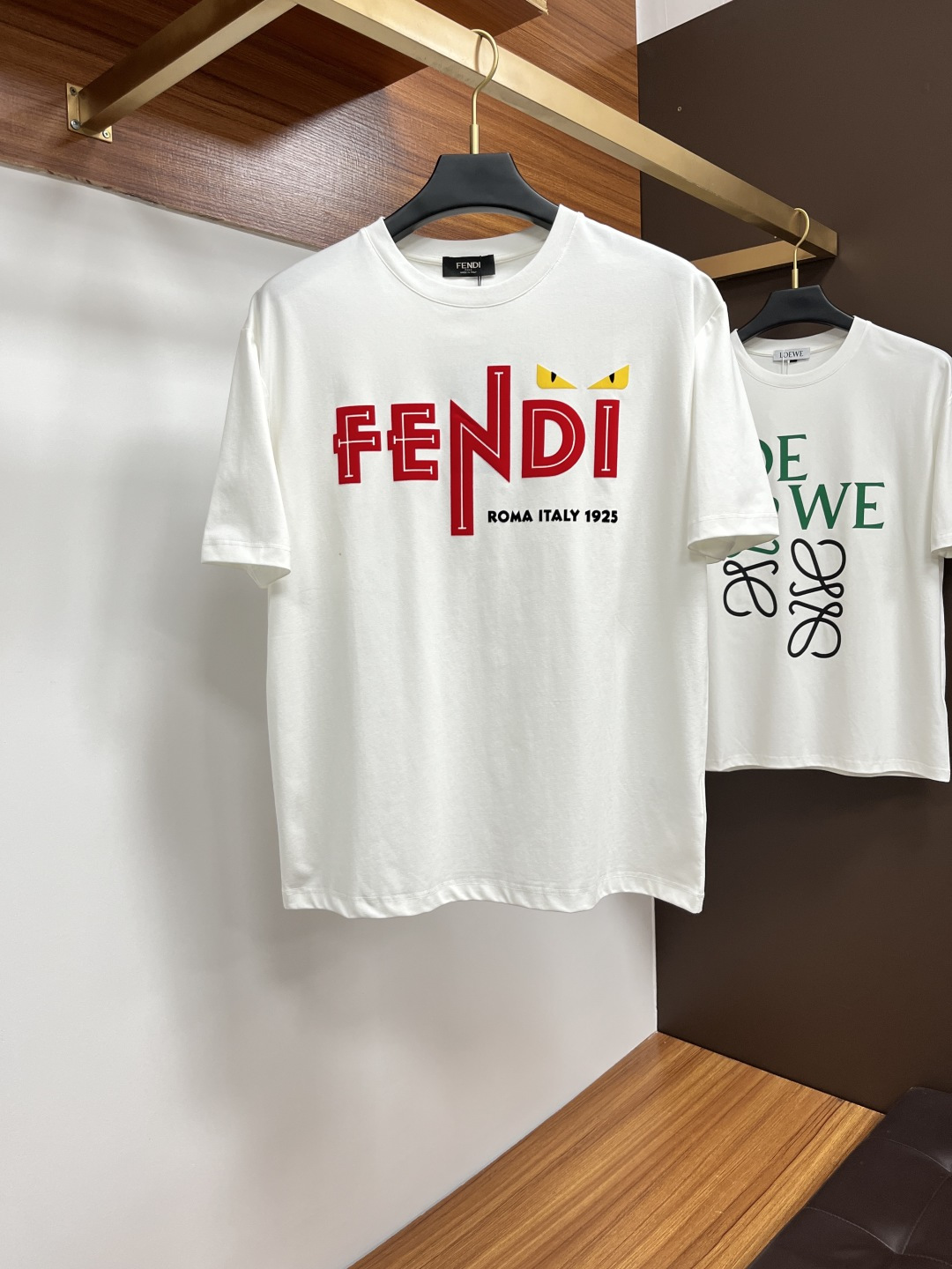 NO:161364,Fendi 25 Spring and Summer New Product Medusa & Brand Letter Logo Printed Logo Short Sleeve T-shirt, DB Customized 80 Double-Strand Mercerized Cotton Fabric; Black and White M-3XL, fendi, T-shirt, tees, t-shirt, alexander wang19860909芬迪 25春夏新品Medusa&品牌字母徽标印花标识短袖T恤,DB定制80支双股丝光棉面料；黑色 白色 M-3XL,,fendi,T-shirt,tees，t-shirt,alexander wang,Men's clothing