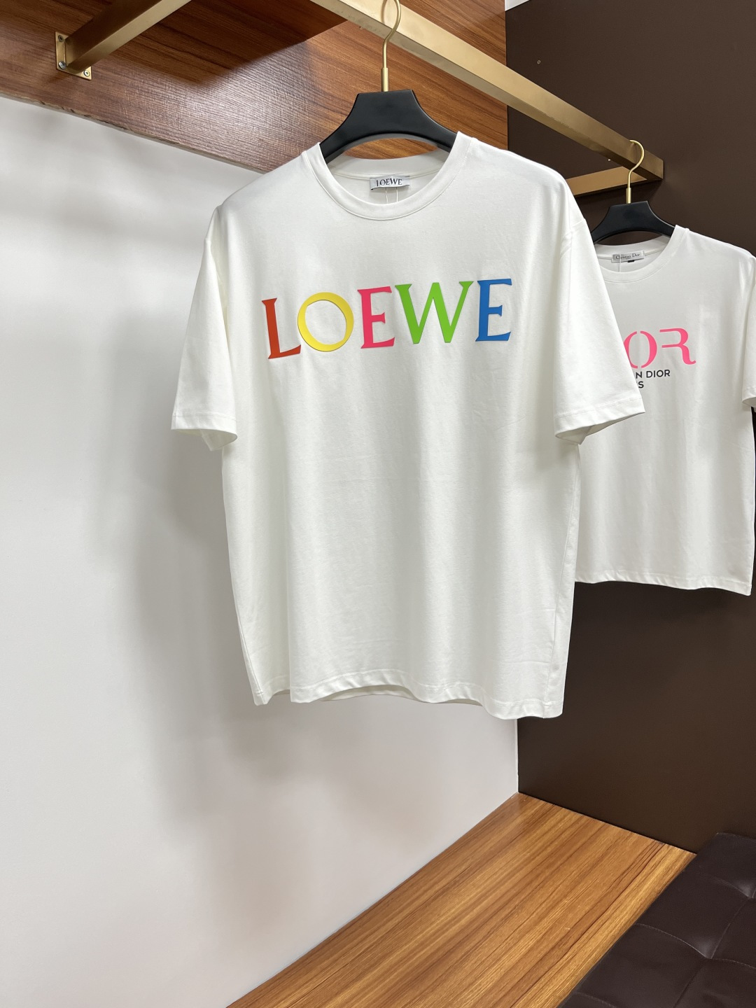 NO:156394,Luo Yiwei 25 spring and summer new product Medusa & brand letter logo printed logo short-sleeved T-shirt, DB custom 80 double-strand mercerized cotton fabric; black and white M-3XL, loewe, T-shirt, tees, t-shirt, alexander wang19860909罗意威 25春夏新品Medusa&品牌字母徽标印花标识短袖T恤,DB定制80支双股丝光棉面料；黑色 白色 M-3XL,,loewe,T-shirt,tees，t-shirt,alexander wang,Men's clothing