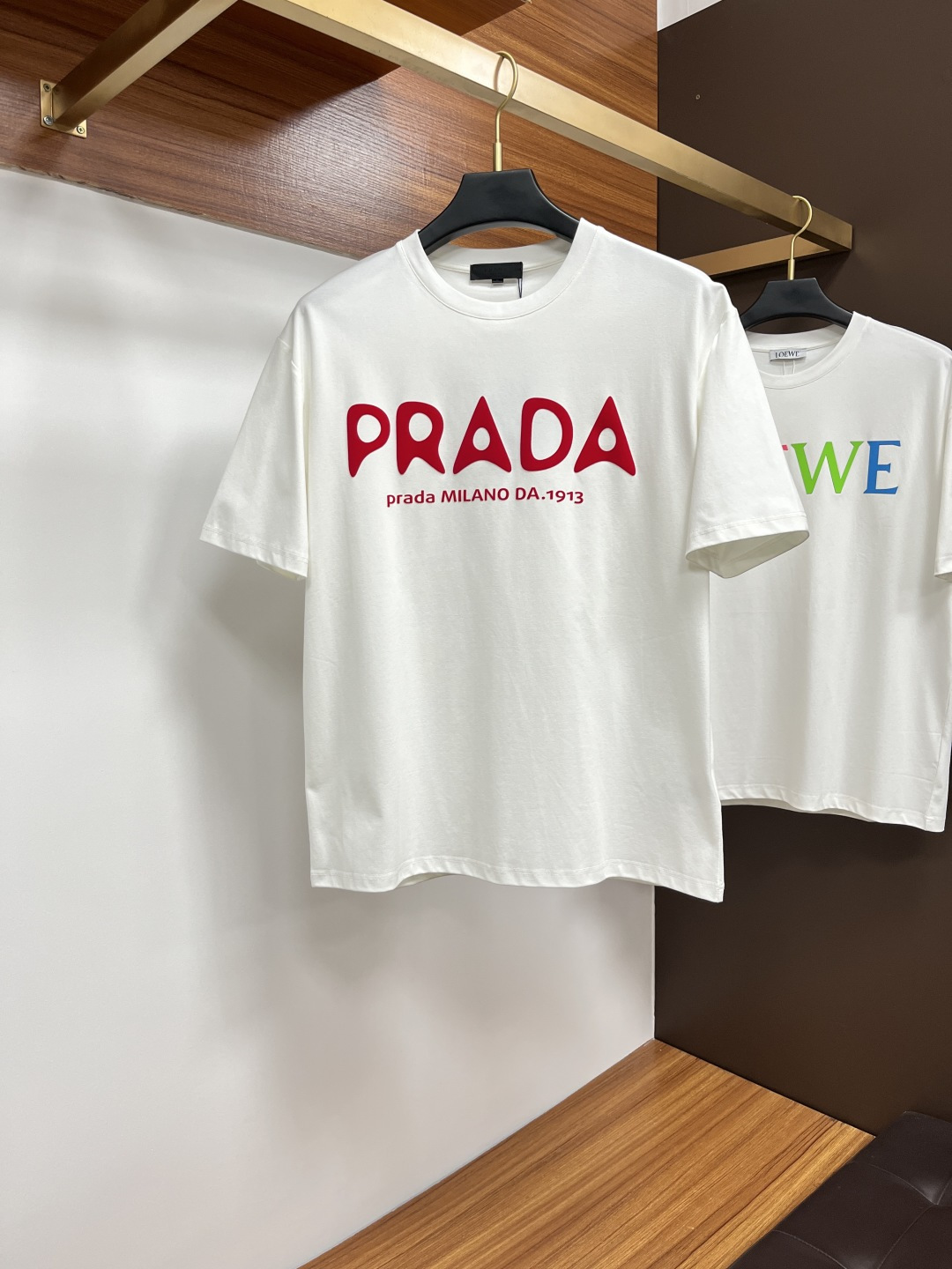 NO:156399,Prada 25 Spring and Summer New Medusa & Brand Letter Logo Printed Logo Short Sleeve T-shirt, DB Customized 80 Double-Strand Mercerized Cotton Fabric; Black and White M-3XL, prada, T-shirt, tees, t-shirt, alexander wang19860909普拉达 25春夏新品Medusa&品牌字母徽标印花标识短袖T恤,DB定制80支双股丝光棉面料；黑色 白色 M-3XL,,prada,T-shirt,tees，t-shirt,alexander wang,Men's clothing