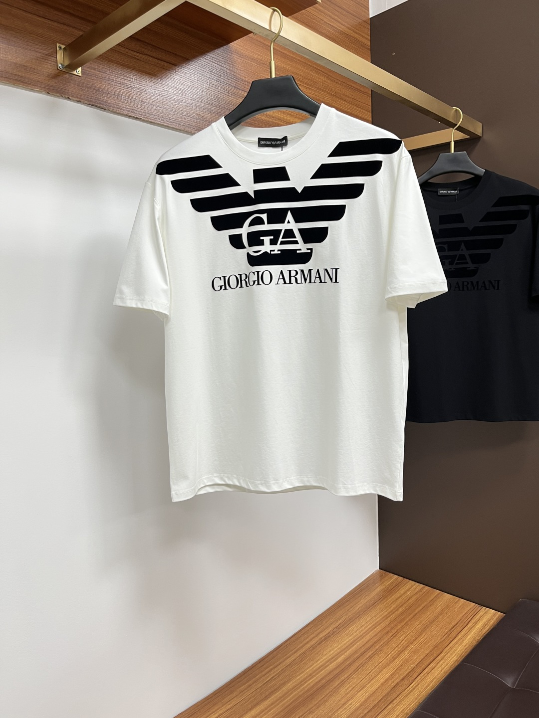 NO:156403,Armani 25 spring and summer new product Medusa & brand letter logo printed logo short-sleeved T-shirt, DB custom 80 double-strand mercerized cotton fabric; black and white M-3XL, armani, T-shirt, tees, t-shirt, alexander wang19860909阿玛尼 25春夏新品Medusa&品牌字母徽标印花标识短袖T恤,DB定制80支双股丝光棉面料；黑色 白色 M-3XL,,armani,T-shirt,tees，t-shirt,alexander wang,Men's clothing
