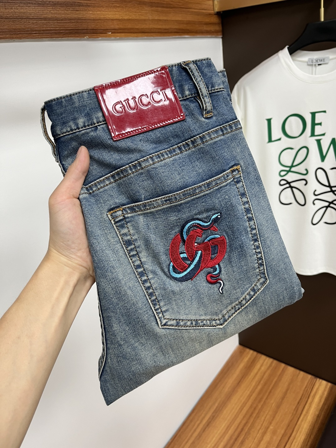 NO:457610,Guqi The latest jeans in summer 2025 are stress-free when entering and leaving the store. Hot-selling counters. Taste and value are shared. They are very comfortable to wear. Low-key and luxurious. They are very classy when worn. There is no need to say much about the style and cutting of the pants. The upper body is exquisite and vivid. The truly first-class quality is a top-notch material. The real palace-grade casual pants are made of Turkey cotton and produce the most famous tannin fabric. The quality is excellent. The pants are soft after heavy washing. The straight-footed style is not picky. The upper body is absolutely stylish. L25 is extremely luxurious!  Size 29-38, jeans,alexander wang19860909古奇 2025年夏季最新品牛仔裤出入专卖店无压力 专柜热销款 品味与价值共享 身穿着非常舒适 低调不失奢华 穿出去非常有档次,裤型款式和裁剪亦无需多言 上身精致跃然.真正一等一顶级质料 真正殿堂级的休闲裤,选用土耳其的棉花 生产出最有名的单宁布 品质卓然 经过重水洗使得裤子很柔软 直脚的版型 不挑人 上身绝对的有型 L25 极度奢华！尺码29-38,,jeans,alexander wang,Men's clothing