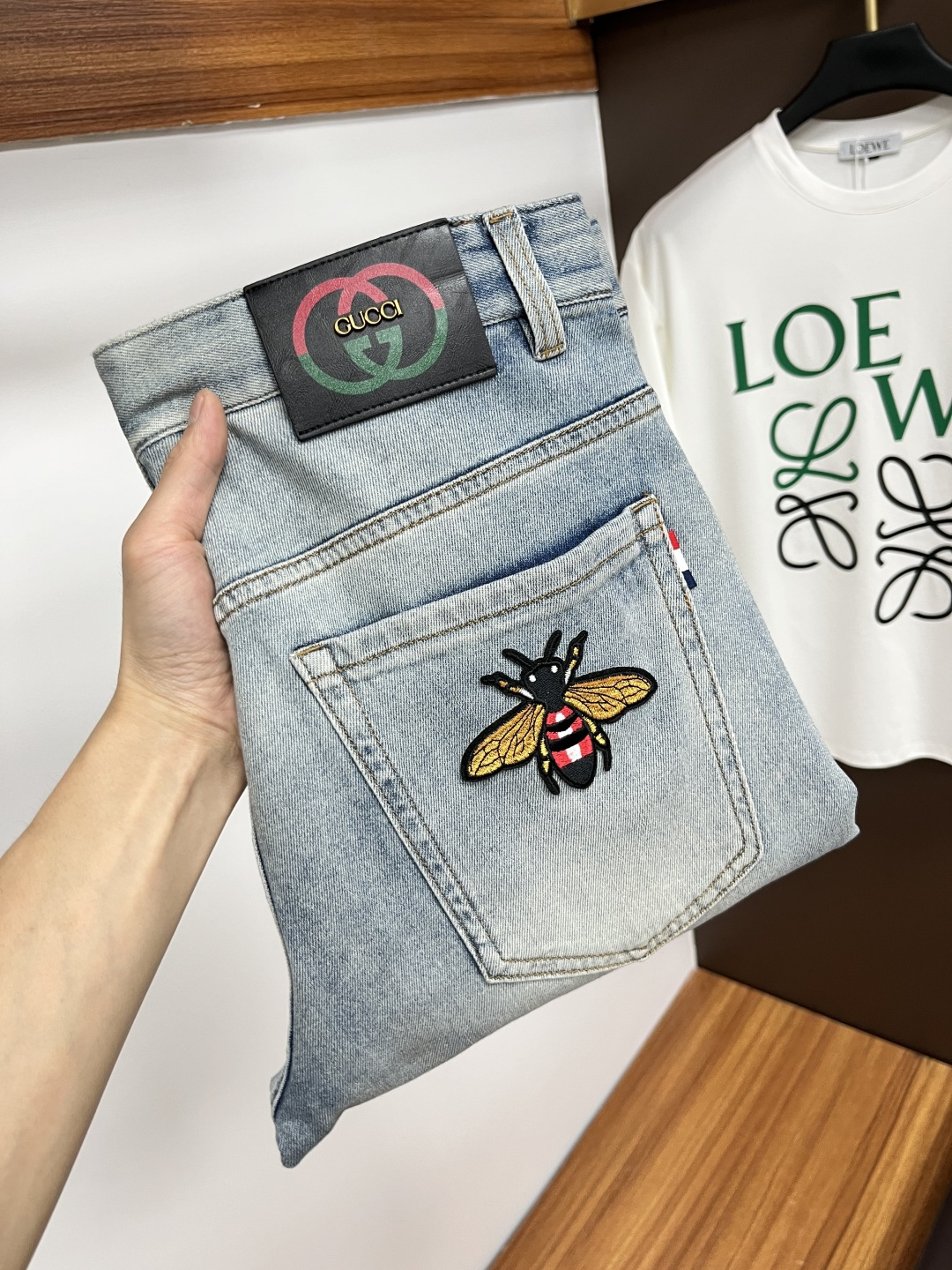 NO:471633,Guqi The latest jeans in summer 2025 are stress-free when entering and leaving the store. Hot-selling counters. Taste and value are shared. They are very comfortable to wear. Low-key and luxurious. They are very classy when worn. There is no need to say much about the style and cutting of the pants. The upper body is exquisite and vivid. The truly first-class quality is a top-notch material. The real palace-grade casual pants are made of Turkey cotton and produce the most famous tannin fabric. The quality is excellent. The pants are soft after heavy washing. The straight-footed style is not picky. The upper body is absolutely stylish. L25 is extremely luxurious!  Size 29-38, jeans,alexander wang19860909古奇 2025年夏季最新品牛仔裤出入专卖店无压力 专柜热销款 品味与价值共享 身穿着非常舒适 低调不失奢华 穿出去非常有档次,裤型款式和裁剪亦无需多言 上身精致跃然.真正一等一顶级质料 真正殿堂级的休闲裤,选用土耳其的棉花 生产出最有名的单宁布 品质卓然 经过重水洗使得裤子很柔软 直脚的版型 不挑人 上身绝对的有型 L25 极度奢华！尺码29-38,,jeans,alexander wang,Men's clothing