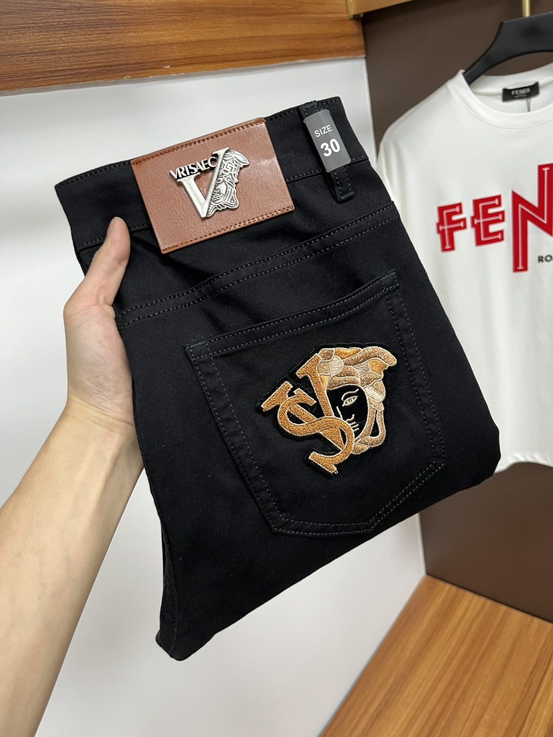 NO:416638,Versace The latest jeans in summer 2025 are stress-free when entering and leaving the store. Hot-selling counters. Taste and value are shared. They are very comfortable to wear. Low-key and luxurious. They are very classy when worn. There is no need to say much about the style and cutting of the pants. The upper body is exquisite and vivid. The truly first-class quality is a top-notch material. The real palace-grade casual pants are made of Turkey cotton and produce the most famous tannin fabric. The quality is excellent. The pants are soft after heavy washing. The straight-footed style is not picky. The upper body is absolutely stylish. L25 is extremely luxurious!  Size 29-38, versace, jeans, alexander wang19860909范思哲 2025年夏季最新品牛仔裤出入专卖店无压力 专柜热销款 品味与价值共享 身穿着非常舒适 低调不失奢华 穿出去非常有档次,裤型款式和裁剪亦无需多言 上身精致跃然.真正一等一顶级质料 真正殿堂级的休闲裤,选用土耳其的棉花 生产出最有名的单宁布 品质卓然 经过重水洗使得裤子很柔软 直脚的版型 不挑人 上身绝对的有型 L25 极度奢华！尺码29-38,,versace,jeans,alexander wang,Men's clothing