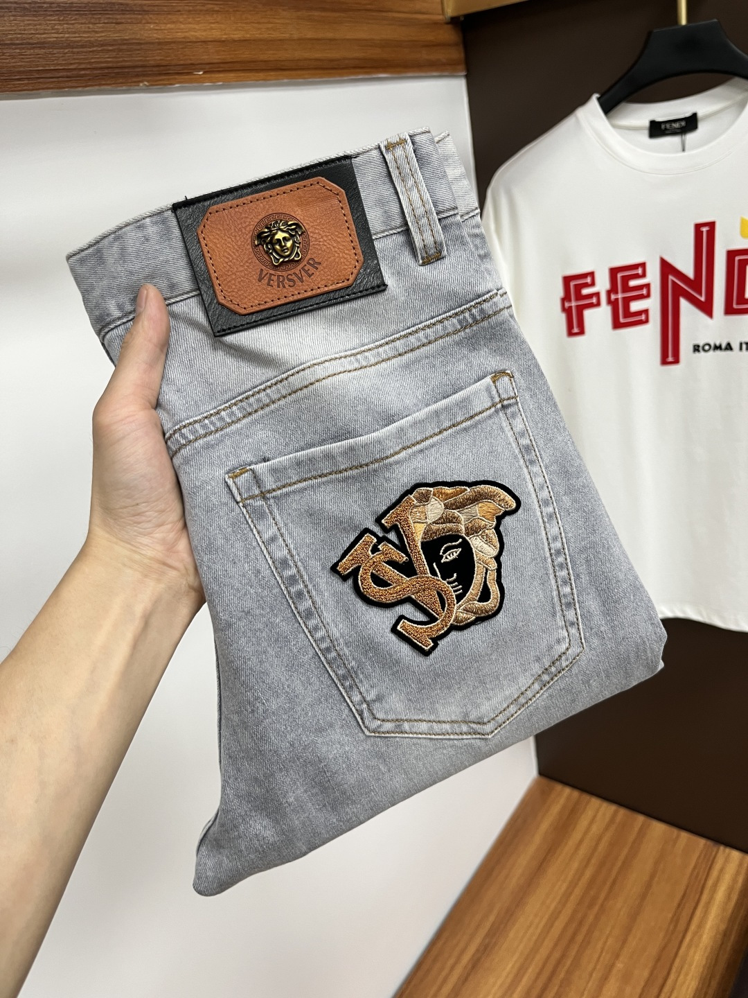 NO:430919,Versace The latest jeans in summer 2025 are stress-free when entering and leaving the store. Hot-selling counters. Taste and value are shared. They are very comfortable to wear. Low-key and luxurious. They are very classy when worn. There is no need to say much about the style and cutting of the pants. The upper body is exquisite and vivid. The truly first-class quality is a top-notch material. The real palace-grade casual pants are made of Turkey cotton and produce the most famous tannin fabric. The quality is excellent. The pants are soft after heavy washing. The straight-footed style is not picky. The upper body is absolutely stylish. L25 is extremely luxurious!  Size 29-38, versace, jeans, alexander wang19860909范思哲 2025年夏季最新品牛仔裤出入专卖店无压力 专柜热销款 品味与价值共享 身穿着非常舒适 低调不失奢华 穿出去非常有档次,裤型款式和裁剪亦无需多言 上身精致跃然.真正一等一顶级质料 真正殿堂级的休闲裤,选用土耳其的棉花 生产出最有名的单宁布 品质卓然 经过重水洗使得裤子很柔软 直脚的版型 不挑人 上身绝对的有型 L25 极度奢华！尺码29-38,,versace,jeans,alexander wang,Men's clothing