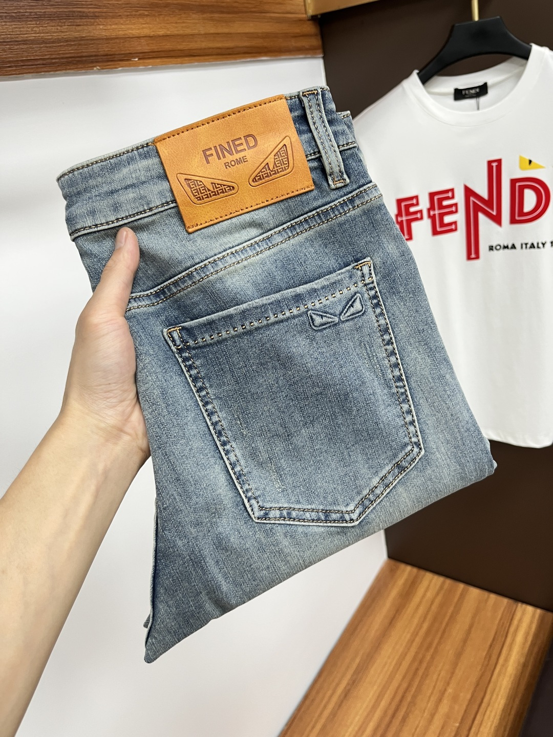 NO:482823,Fendi The latest jeans in summer 2025 are stress-free when entering and leaving the store. Hot-selling counters. Taste and value are shared. They are very comfortable to wear. Low-key and luxurious. They are very classy when worn. There is no need to say much about the style and cutting of the pants. The upper body is exquisite and vivid. The truly first-class quality is a top-notch material. The real palace-grade casual pants are made of Turkey cotton and produce the most famous tannin fabric. The quality is excellent. The pants are soft after heavy washing. The straight-footed style is not picky. The upper body is absolutely stylish. L25 is extremely luxurious!  Size 29-38, fendi, jeans, alexander wang19860909芬迪 2025年夏季最新品牛仔裤出入专卖店无压力 专柜热销款 品味与价值共享 身穿着非常舒适 低调不失奢华 穿出去非常有档次,裤型款式和裁剪亦无需多言 上身精致跃然.真正一等一顶级质料 真正殿堂级的休闲裤,选用土耳其的棉花 生产出最有名的单宁布 品质卓然 经过重水洗使得裤子很柔软 直脚的版型 不挑人 上身绝对的有型 L25 极度奢华！尺码29-38,,fendi,jeans,alexander wang,Men's clothing