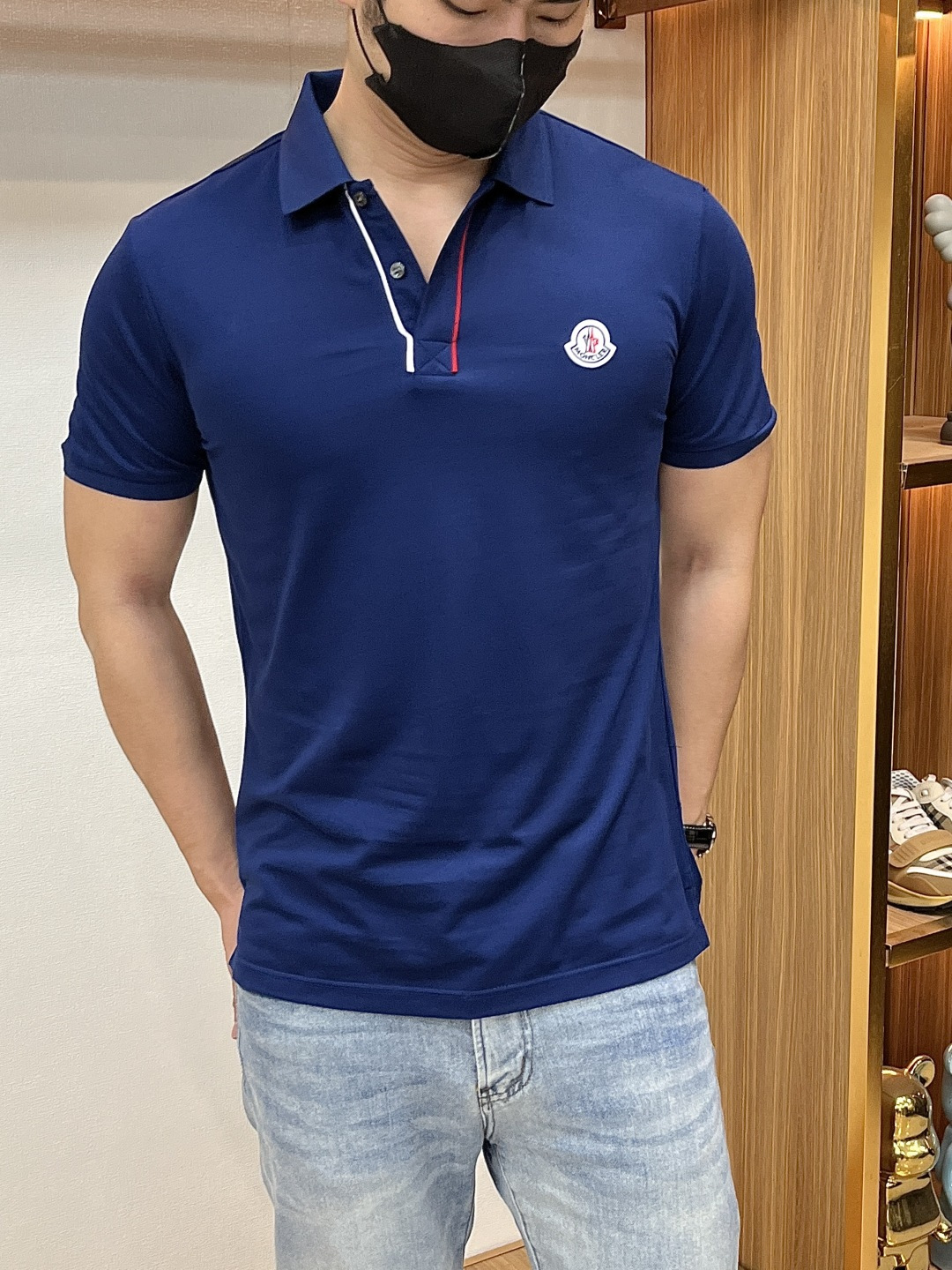 NO:160045,The classic Polo collar design with simple single-breasted buttons is neat and smooth, and the neck lines are cleverly decorated to show the elegant and gentlemanly style. The exquisite brand logo on the left chest adopts traceless pressing process, delicate and flat, and the luxurious texture is revealed in low-key, showing the brand's ingenuity and quality pursuit in the subtleties. Selected high-quality fabrics, soft and smooth, with good breathability, and comfortable and comfortable wearing. Whether it is to wear casual trousers to show professionalism and ability; or to combine with jeans to create a daily look to create a relaxed and comfortable atmosphere, it can be perfectly adapted to help you interpret diverse styles with a calm attitude and show your unique taste. Size M-4XL, Moncler, jeans, alexander wang19860909蒙口 2025春夏 经典的Polo领设计,搭配简洁的单排扣,线条利落流畅,巧妙修饰颈部线条,彰显优雅绅士格调.左胸处精致的品牌标识,采用无痕压胶工艺,细腻而平整,低调间流露奢华质感,于细微之处展现品牌匠心与品质追求. 精选优质面料,触感柔软顺滑,透气性佳,穿着舒适自在.无论是搭配休闲西裤出席商务场合,展现专业干练；还是与牛仔裤组合打造日常造型,营造轻松惬意氛围,它都能完美适配,助你以从容姿态诠释多样风格,尽显独特品味. 尺码M-4XL,,Moncler,jeans,alexander wang,Men's clothing