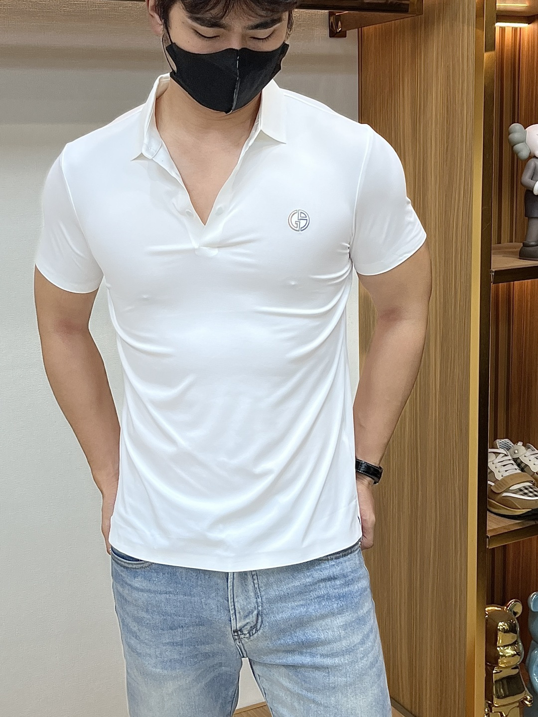 NO:160048,Armani Spring and Summer 2025 Classic Polo collar design, paired with simple single-breasted lines, neat and smooth lines, cleverly modifying the neck lines, showing elegant and gentlemanly style. The exquisite brand logo on the left chest adopts traceless pressing process, delicate and flat, low-key, and luxurious texture, showing the brand's ingenuity and quality pursuit in the subtleties. Selected high-quality fabrics, soft and smooth touch, good breathability, and comfortable and comfortable to wear. Whether it is to wear casual trousers to show professionalism and ability; or to combine with jeans to create a daily look to create a relaxed and comfortable atmosphere, it can be perfectly adapted to help you interpret diverse styles with a calm attitude and show your unique taste. Size M-4XL,,armani,jeans,alexander wang19860909阿玛尼 2025春夏 经典的Polo领设计,搭配简洁的单排扣,线条利落流畅,巧妙修饰颈部线条,彰显优雅绅士格调.左胸处精致的品牌标识,采用无痕压胶工艺,细腻而平整,低调间流露奢华质感,于细微之处展现品牌匠心与品质追求. 精选优质面料,触感柔软顺滑,透气性佳,穿着舒适自在.无论是搭配休闲西裤出席商务场合,展现专业干练；还是与牛仔裤组合打造日常造型,营造轻松惬意氛围,它都能完美适配,助你以从容姿态诠释多样风格,尽显独特品味. 尺码M-4XL,,armani,jeans,alexander wang,Men's clothing