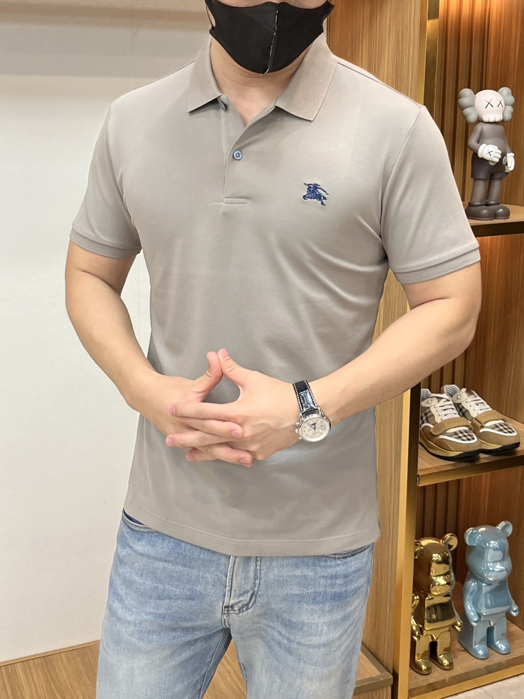 NO:160054,Burberry Spring and Summer 2025 Classic Polo collar design, paired with simple single-breasted lines, neat and smooth lines, cleverly modifying the neck lines, showing elegant and gentlemanly style. The exquisite brand logo on the left chest adopts traceless pressing process, delicate and flat, low-key, and luxurious texture, showing the brand's ingenuity and quality pursuit in the subtleties. Selected high-quality fabrics, soft and smooth, breathable, and comfortable and comfortable to wear. Whether it is to wear casual trousers to show professionalism and ability; or to combine them with jeans to create a daily look to create a relaxed and comfortable atmosphere, it can be perfectly adapted to help you interpret diverse styles with a calm attitude and show your unique taste. Size M-4XL, burberry, jeans, alexander wang19860909巴宝莉 2025春夏 经典的Polo领设计,搭配简洁的单排扣,线条利落流畅,巧妙修饰颈部线条,彰显优雅绅士格调.左胸处精致的品牌标识,采用无痕压胶工艺,细腻而平整,低调间流露奢华质感,于细微之处展现品牌匠心与品质追求. 精选优质面料,触感柔软顺滑,透气性佳,穿着舒适自在.无论是搭配休闲西裤出席商务场合,展现专业干练；还是与牛仔裤组合打造日常造型,营造轻松惬意氛围,它都能完美适配,助你以从容姿态诠释多样风格,尽显独特品味. 尺码M-4XL,,burberry,jeans,alexander wang,Men's clothing