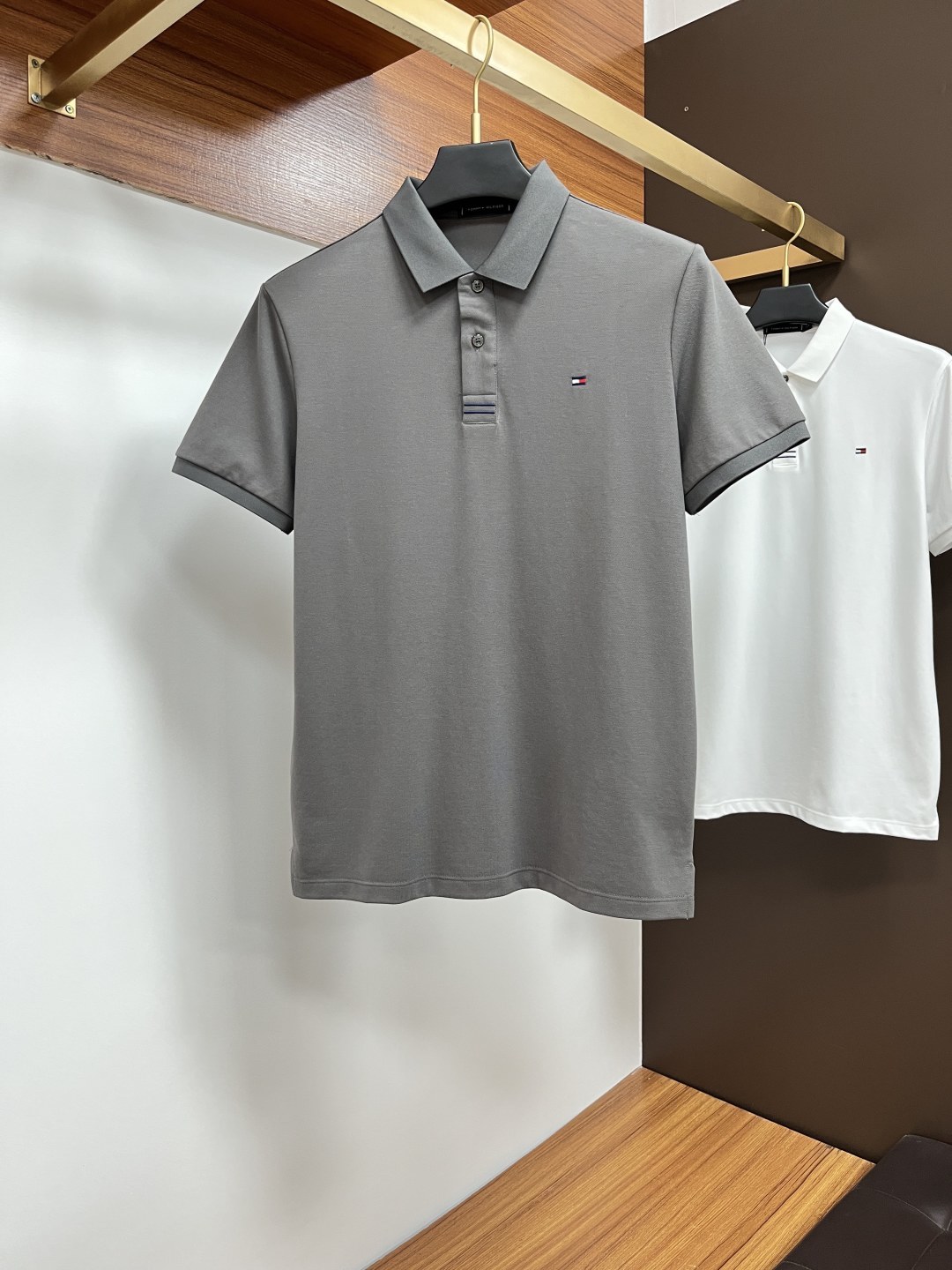 NO:430989,Tommy's classic Polo collar design in spring and summer 2025 is matched with simple single-breasted lines, neat and smooth lines, cleverly modifying the neck lines, showing elegant and gentlemanly style. The exquisite brand logo on the left chest adopts traceless pressing process, delicate and flat, and reveals luxurious texture in low-key, showing the brand's ingenuity and quality pursuit in the subtleties. Selected high-quality fabrics, soft and smooth, with good breathability, and comfortable and comfortable wearing. Whether it is to wear casual trousers to show professionalism and ability; or to combine with jeans to create a daily look to create a relaxed and comfortable atmosphere, it can be perfectly adapted. ZJ helps you interpret diverse styles with a calm attitude and show your unique taste. Size M-4XL, jeans, alexander wang19860909汤米 2025春夏经典的Polo领设计,搭配简洁的单排扣,线条利落流畅,巧妙修饰颈部线条,彰显优雅绅士格调.左胸处精致的品牌标识,采用无痕压胶工艺,细腻而平整,低调间流露奢华质感,于细微之处展现品牌匠心与品质追求. 精选优质面料,触感柔软顺滑,透气性佳,穿着舒适自在.无论是搭配休闲西裤出席商务场合,展现专业干练；还是与牛仔裤组合打造日常造型,营造轻松惬意氛围,它都能完美适配,ZJ助你以从容姿态诠释多样风格,尽显独特品味. 尺码M-4XL,,jeans,alexander wang,Men's clothing