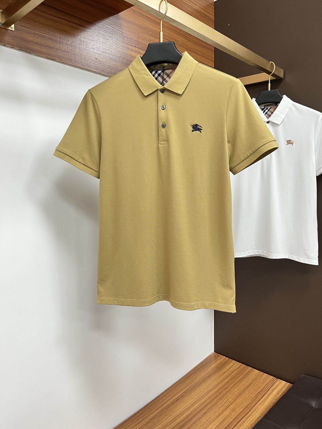 NO:416690,Burberry's classic Polo collar design in spring and summer 2025 is matched with simple single-breasted lines, neat and smooth lines, cleverly modifying the neck lines, showing elegant and gentlemanly style. The exquisite brand logo on the left chest adopts traceless pressing process, delicate and flat, and low-key reveals luxurious texture, showing the brand's ingenuity and quality pursuit in the subtleties. Selected high-quality fabrics, soft and smooth, with good breathability, and comfortable and comfortable wearing. Whether it is to wear casual trousers to show professionalism and ability; or to combine it with jeans to create a daily look to create a relaxed and comfortable atmosphere, it can be perfectly adapted. ZJ helps you interpret diverse styles with a calm attitude and show your unique taste. Size M-4XL, burberry, jeans, alexander wang19860909巴宝莉 2025春夏经典的Polo领设计,搭配简洁的单排扣,线条利落流畅,巧妙修饰颈部线条,彰显优雅绅士格调.左胸处精致的品牌标识,采用无痕压胶工艺,细腻而平整,低调间流露奢华质感,于细微之处展现品牌匠心与品质追求. 精选优质面料,触感柔软顺滑,透气性佳,穿着舒适自在.无论是搭配休闲西裤出席商务场合,展现专业干练；还是与牛仔裤组合打造日常造型,营造轻松惬意氛围,它都能完美适配,ZJ助你以从容姿态诠释多样风格,尽显独特品味. 尺码M-4XL,,burberry,jeans,alexander wang,Men's clothing