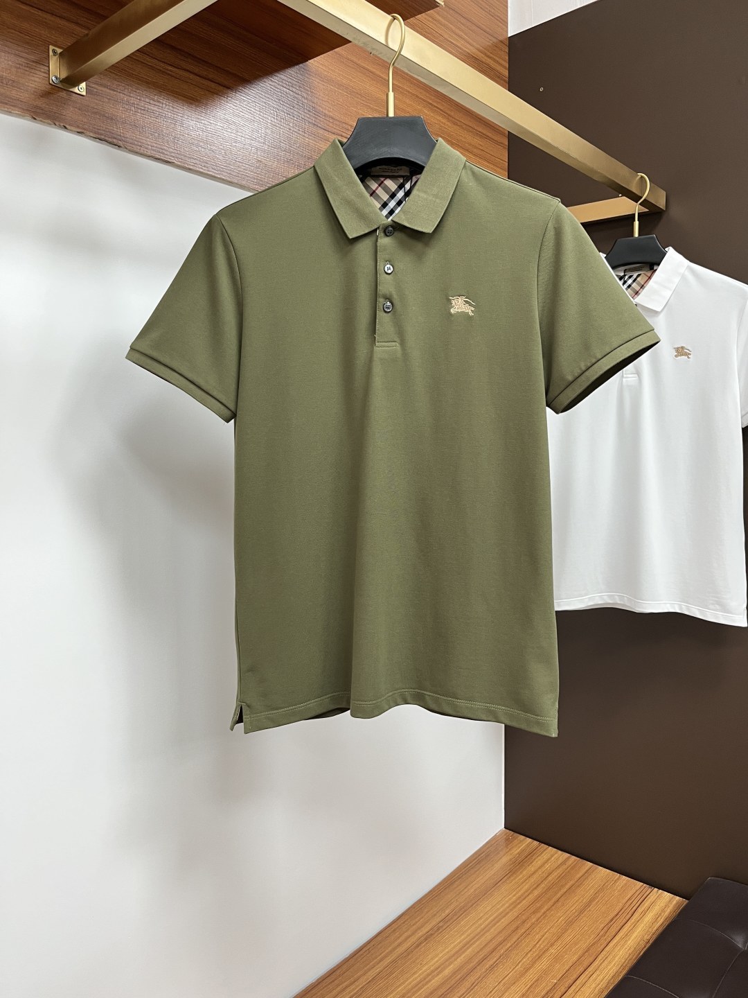 NO:160037,Burberry's classic Polo collar design in spring and summer 2025 is matched with simple single-breasted lines, neat and smooth lines, cleverly modifying the neck lines, showing elegant and gentlemanly style. The exquisite brand logo on the left chest adopts traceless pressing process, delicate and flat, and low-key reveals luxurious texture, showing the brand's ingenuity and quality pursuit in the subtleties. Selected high-quality fabrics, soft and smooth, with good breathability, and comfortable and comfortable wearing. Whether it is to wear casual trousers to show professionalism and ability; or to combine it with jeans to create a daily look to create a relaxed and comfortable atmosphere, it can be perfectly adapted. ZJ helps you interpret diverse styles with a calm attitude and show your unique taste. Size M-4XL, burberry, jeans, alexander wang19860909巴宝莉 2025春夏经典的Polo领设计,搭配简洁的单排扣,线条利落流畅,巧妙修饰颈部线条,彰显优雅绅士格调.左胸处精致的品牌标识,采用无痕压胶工艺,细腻而平整,低调间流露奢华质感,于细微之处展现品牌匠心与品质追求. 精选优质面料,触感柔软顺滑,透气性佳,穿着舒适自在.无论是搭配休闲西裤出席商务场合,展现专业干练；还是与牛仔裤组合打造日常造型,营造轻松惬意氛围,它都能完美适配,ZJ助你以从容姿态诠释多样风格,尽显独特品味. 尺码M-4XL,,burberry,jeans,alexander wang,Men's clothing