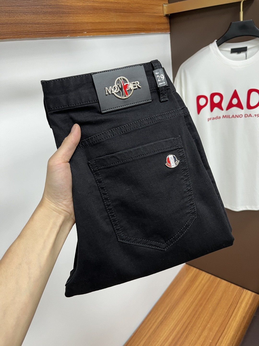 NO:160081,The official website counter is available at the same time, original singles are ruthless, a super stylish 5-point denim shorts Customized original washing denim fabric, unique design, top-grade printing craft letter pattern logo, original hardware and auxiliary decoration, extremely superior jeans, the materials and craftsmanship are extremely luxurious and exquisite, extremely high-end, handsome and stylish, L25 recommended, digits 29-38, Moncler, shorts, jeans, alexander wang19860909蒙口 官网专柜同步有售,原单狠货,超级有范儿的一款5分牛仔短裤 定制原版水洗牛仔面料,独特设计,顶级印花工艺字母图案logo,原版五金辅料装饰,极为翘楚的一款牛仔裤,用料与工艺都极致奢华精湛,档次极高,上身帅气有型,L25推荐,码数29—38,,Moncler,shorts,jeans,alexander wang,Men's clothing