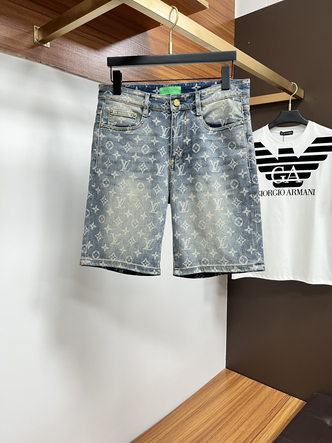 NO:160065,LV official website counter is available simultaneously, original singles are ruthless, super stylish 5-point denim shorts Customized original washing denim fabric, unique design, top-grade printing craft letter pattern logo, original hardware and auxiliary decoration, extremely top-notch jeans, the materials and craftsmanship are extremely luxurious and exquisite, the grade is extremely high, the upper body is handsome and stylish, L25 recommended, digits 29-38,, louis vuitton, shorts, jeans, alexander wang19860909LV 官网专柜同步有售,原单狠货,超级有范儿的一款5分牛仔短裤 定制原版水洗牛仔面料,独特设计,顶级印花工艺字母图案logo,原版五金辅料装饰,极为翘楚的一款牛仔裤,用料与工艺都极致奢华精湛,档次极高,上身帅气有型,L25推荐,码数29—38,,louis vuitton,shorts,jeans,alexander wang,Men's clothing