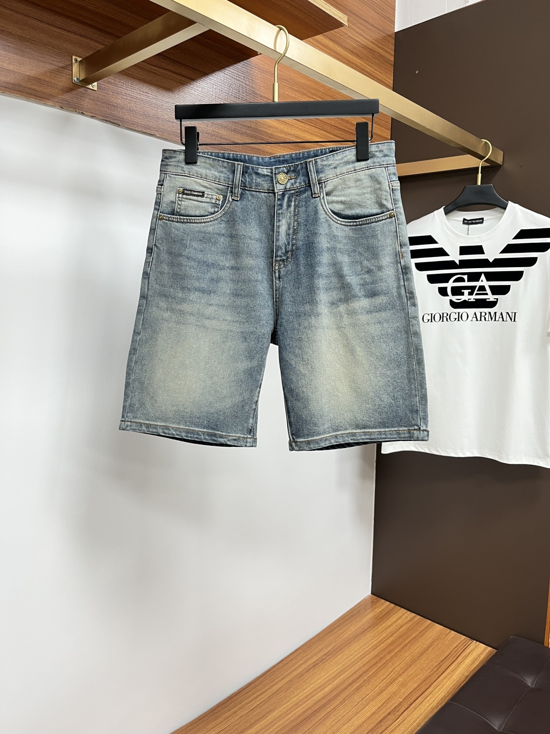 NO:160068,DG official website counter is available at the same time, original singles are ruthless, super stylish 5-point denim shorts Customized original washing denim fabric, unique design, top-grade printing craft letter pattern logo, original hardware and auxiliary decoration, extremely top-notch jeans, the materials and craftsmanship are extremely luxurious and exquisite, extremely high-end, handsome and stylish, L25 recommendation, digits 29-38, Dolce & Gabbana, shorts, jeans, alexander wang19860909DG 官网专柜同步有售,原单狠货,超级有范儿的一款5分牛仔短裤 定制原版水洗牛仔面料,独特设计,顶级印花工艺字母图案logo,原版五金辅料装饰,极为翘楚的一款牛仔裤,用料与工艺都极致奢华精湛,档次极高,上身帅气有型,L25推荐,码数29—38,,Dolce&Gabbana,shorts,jeans,alexander wang,Men's clothing