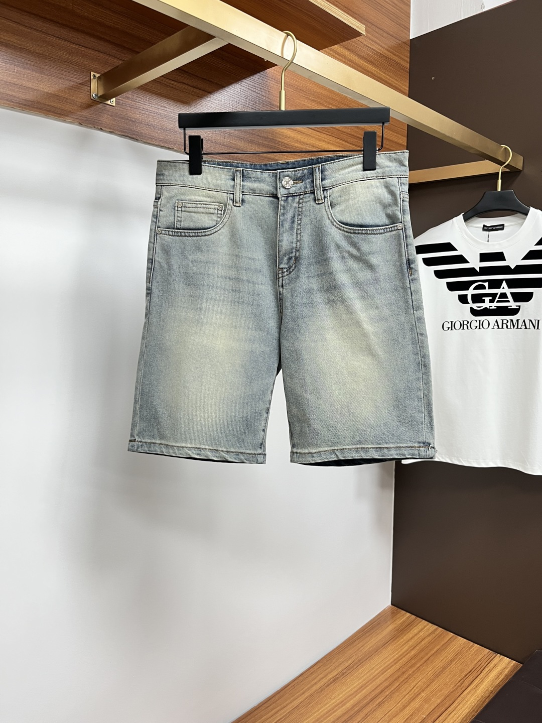 NO:160071,Guqi official website counter is available at the same time, original singles are ruthless, super stylish 5-point denim shorts Customized original washing denim fabric, unique design, top-grade printing craft letter pattern logo, original hardware and auxiliary decoration, extremely top-notch jeans, the materials and craftsmanship are extremely luxurious and exquisite, the grade is extremely high, the upper body is handsome and stylish, L25 recommendation, digits 29-38, shorts, jeans, alexander wang19860909古奇 官网专柜同步有售,原单狠货,超级有范儿的一款5分牛仔短裤 定制原版水洗牛仔面料,独特设计,顶级印花工艺字母图案logo,原版五金辅料装饰,极为翘楚的一款牛仔裤,用料与工艺都极致奢华精湛,档次极高,上身帅气有型,L25推荐,码数29—38,,shorts,jeans,alexander wang,Men's clothing