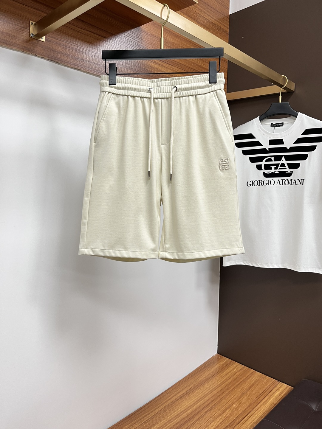 NO:160074,Givenchy's official counter is available at the same time, original singles are ruthless, super stylish 5-point denim shorts Customized original washing denim fabric, unique design, top-grade printed craft letter pattern logo, original hardware and auxiliary decoration, extremely top-notch jeans, the materials and craftsmanship are extremely luxurious and exquisite, the grade is extremely high, the upper body is handsome and stylish, L25 recommendation, digits 29-38, given, shorts, jeans, alexander wang19860909纪梵希 官网专柜同步有售,原单狠货,超级有范儿的一款5分牛仔短裤 定制原版水洗牛仔面料,独特设计,顶级印花工艺字母图案logo,原版五金辅料装饰,极为翘楚的一款牛仔裤,用料与工艺都极致奢华精湛,档次极高,上身帅气有型,L25推荐,码数29—38,,givenchy,shorts,jeans,alexander wang,Men's clothing