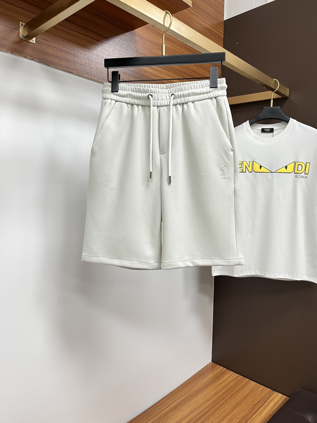 NO:160077,Saint Laurent official website counter is available simultaneously, original singles are ruthless, super stylish 5-point denim shorts Customized original washing denim fabric, unique design, top-grade printed craft letter pattern logo, original hardware and auxiliary decoration, extremely top-notch jeans, the materials and craftsmanship are extremely luxurious and exquisite, extremely high-end, handsome and stylish, L25 recommended, digits 29-38, saint laurent, shorts, jeans, alexander wang19860909圣罗兰 官网专柜同步有售,原单狠货,超级有范儿的一款5分牛仔短裤 定制原版水洗牛仔面料,独特设计,顶级印花工艺字母图案logo,原版五金辅料装饰,极为翘楚的一款牛仔裤,用料与工艺都极致奢华精湛,档次极高,上身帅气有型,L25推荐,码数29—38,,saint laurent,shorts,jeans,alexander wang,Men's clothing